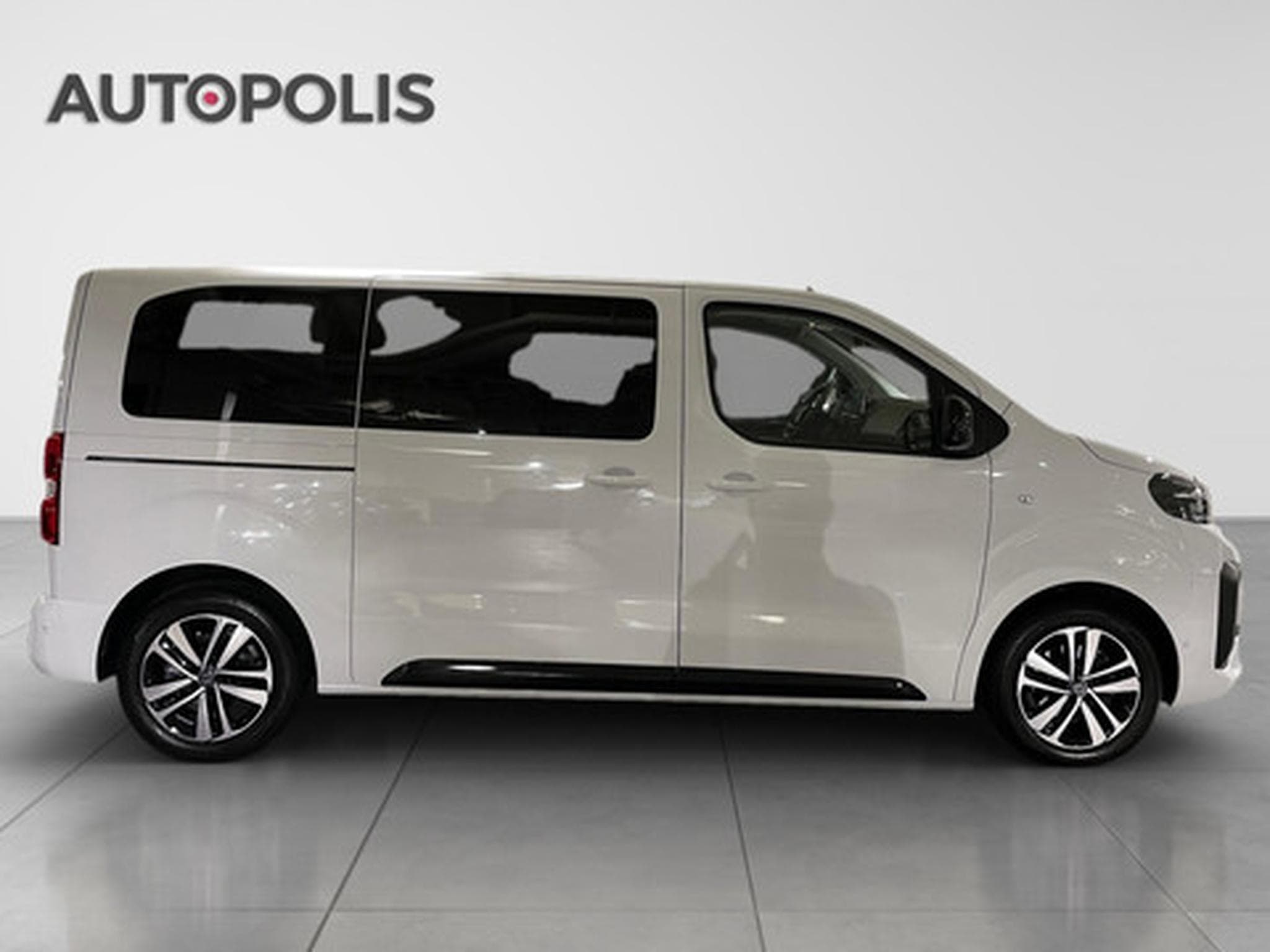 Peugeot Traveller 2.0 BlueHDi 130kW EAT8 (2025) - Photo 18