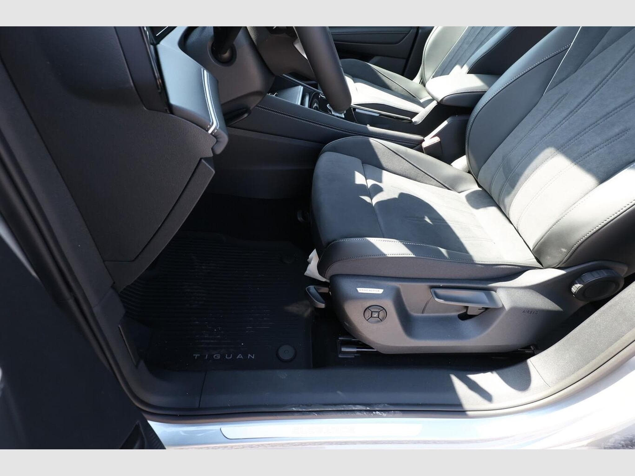 VW Tiguan Eleg. 4M Nav (2026) - Photo 13