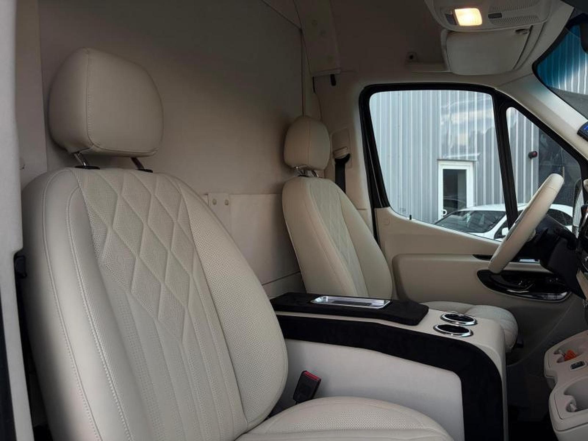 Mercedes Sprinter Sprinter VIP Configuration Luxe (2023) - Photo 8
