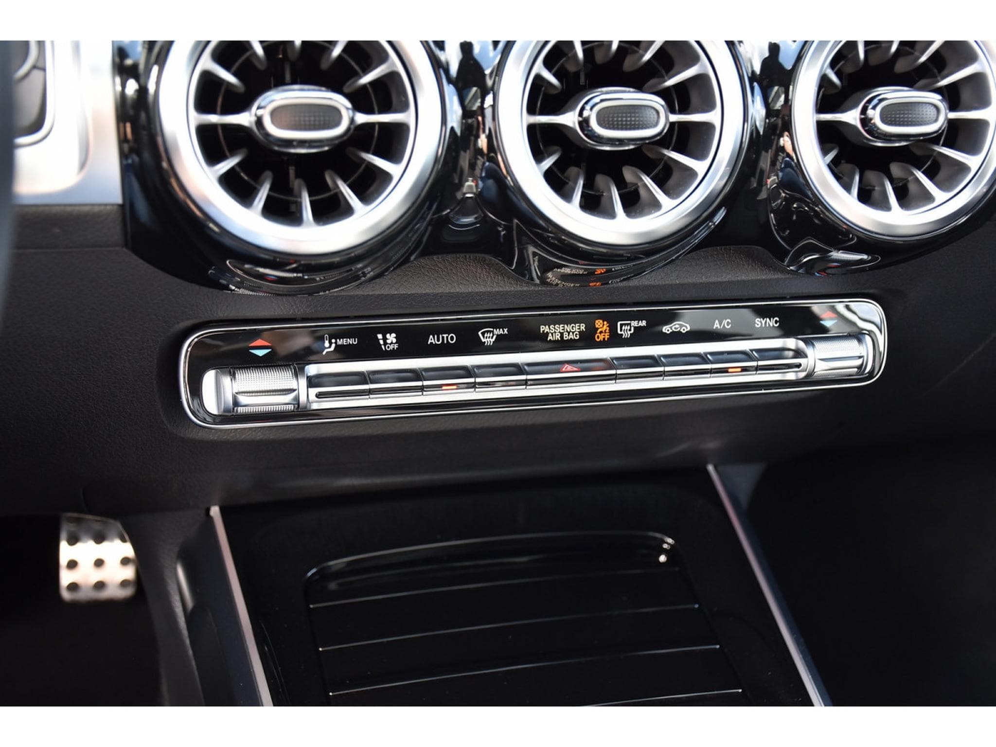 Mercedes GLB 220 4Matic AMG Line 8G-DCT  7 PL. MEMO PANO NIGHT ACC CAM360 1°M (2025) - Photo 20