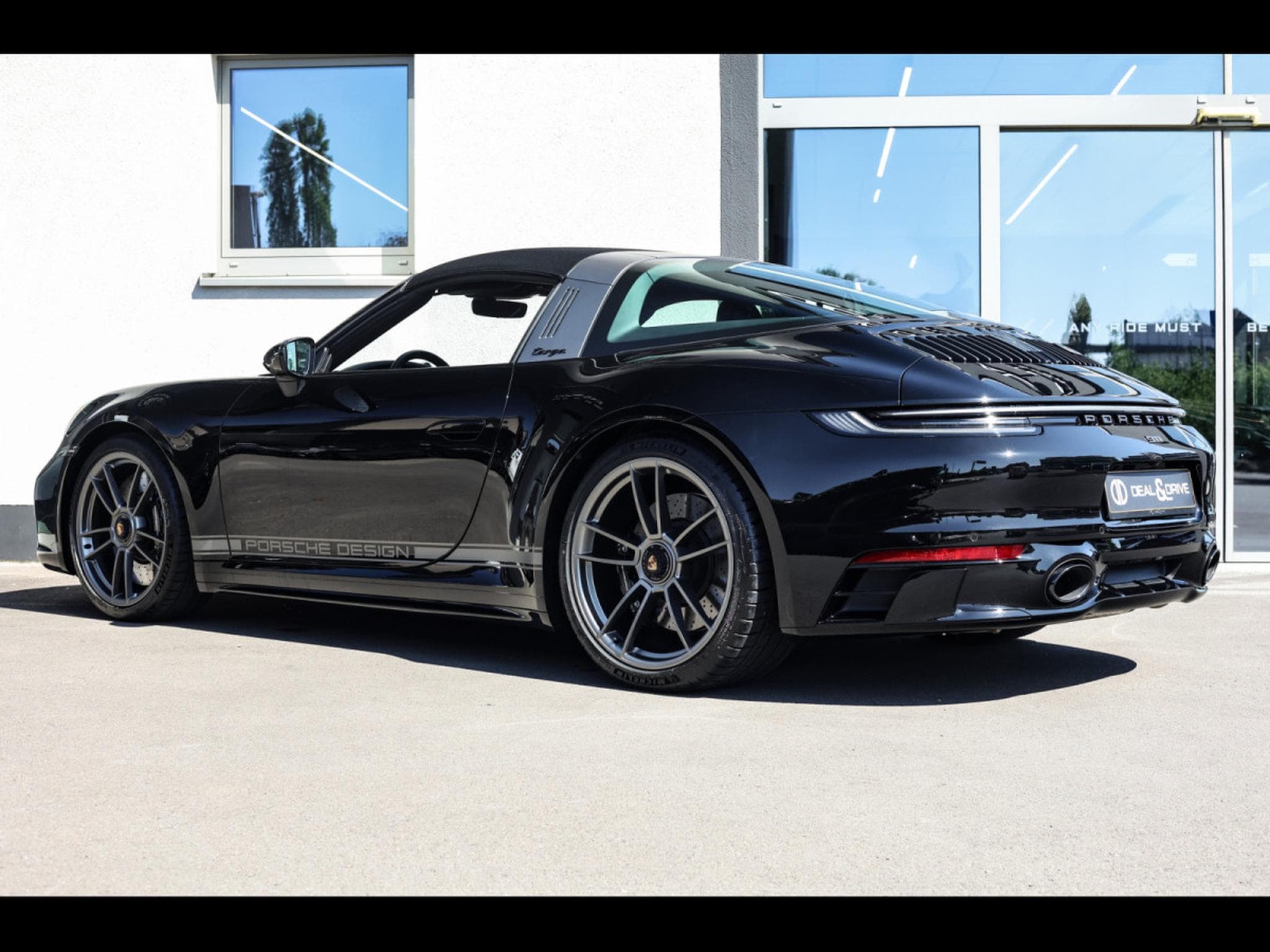 Porsche 911 992.1 TARGA 4 GTS PDK EDITION 50 YEARS PORSCHE DESIGN 1/750 (2023) - Photo 3