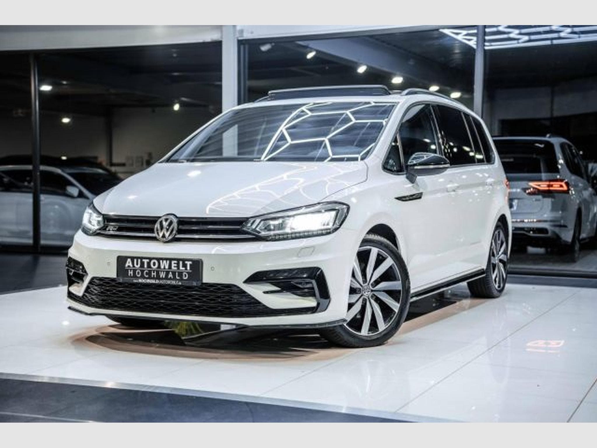 VW Touran Touran 2.0 TDI DSG Highl. 3x R-Line 7-Sitze PANO (2019) - Photo 2