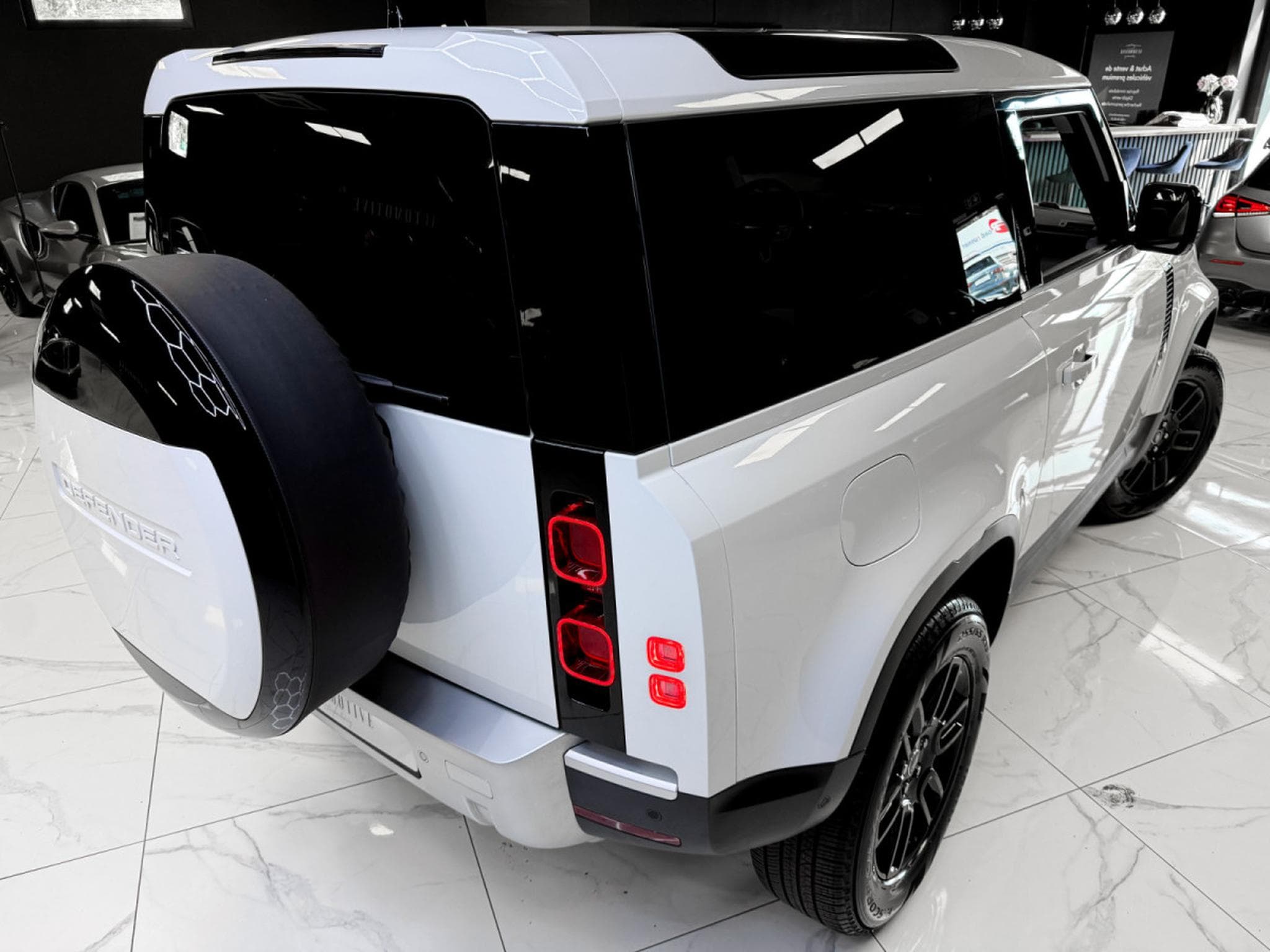 Land-Rover Defender 90 D200 S WARRANTY 2030 (2025) - Photo 10