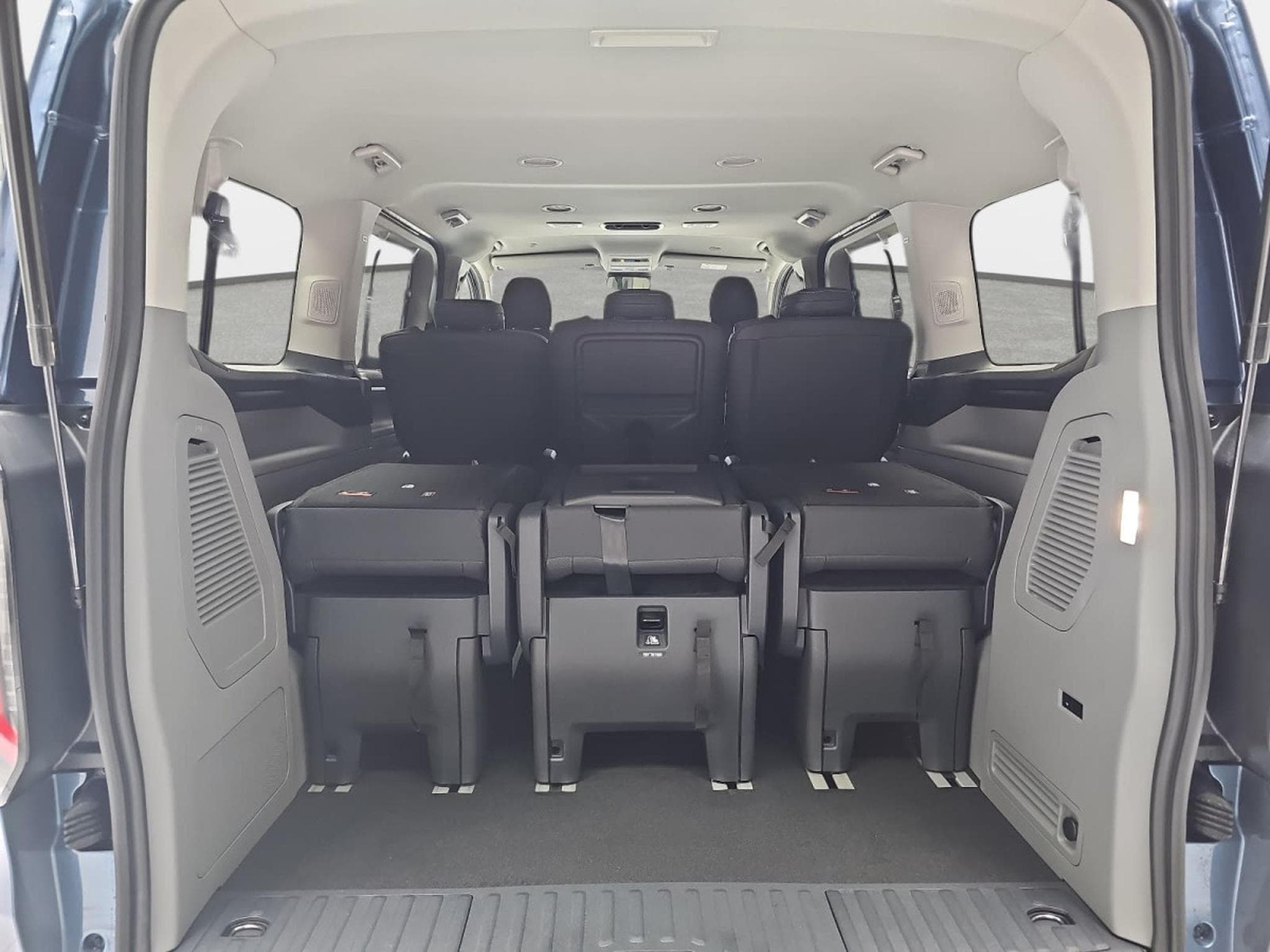 Ford Tourneo 2.0 TDCI ECOBLUE 170 L1 Titanium X (2026) - Photo 12