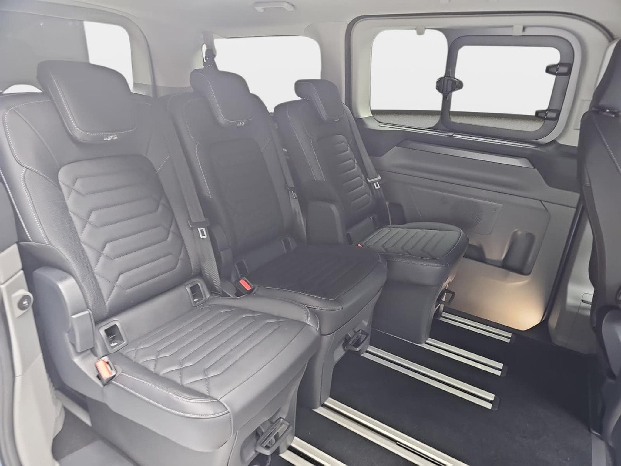 Ford Tourneo 2.0 TDCI ECOBLUE 170 L1 Titanium X (2026) - Photo 15