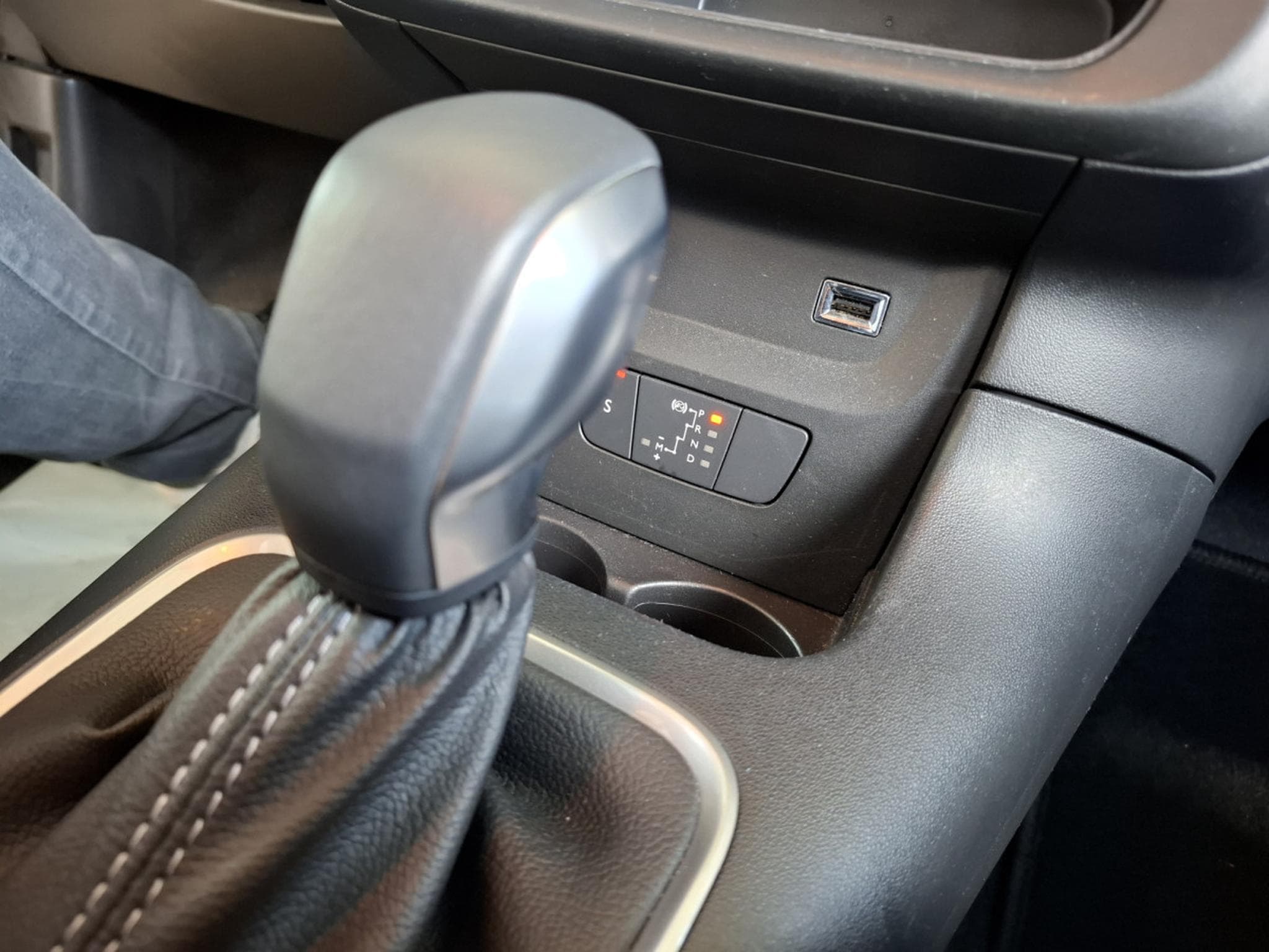 Citroën C3 SHINEPACK 110 B.AUTO, NAVI, CUIR, CARPLAY,LED, CAMERA, 1HAND (2021) - Photo 17