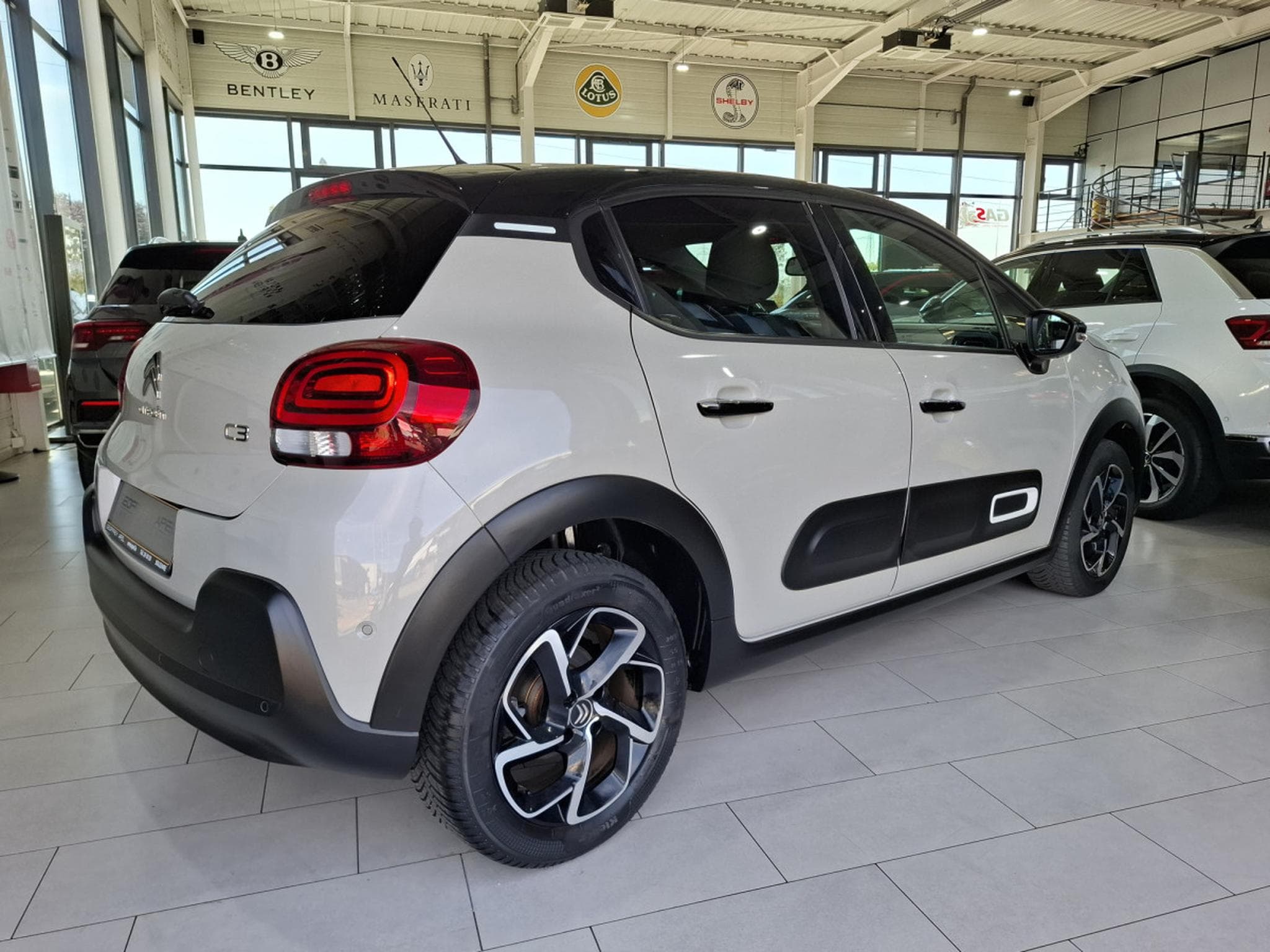 Citroën C3 SHINEPACK 110 B.AUTO, NAVI, CUIR, CARPLAY,LED, CAMERA, 1HAND (2021) - Photo 2