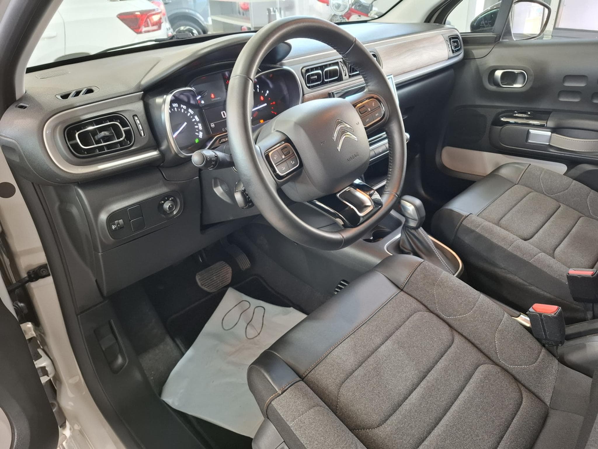 Citroën C3 SHINEPACK 110 B.AUTO, NAVI, CUIR, CARPLAY,LED, CAMERA, 1HAND (2021) - Photo 6