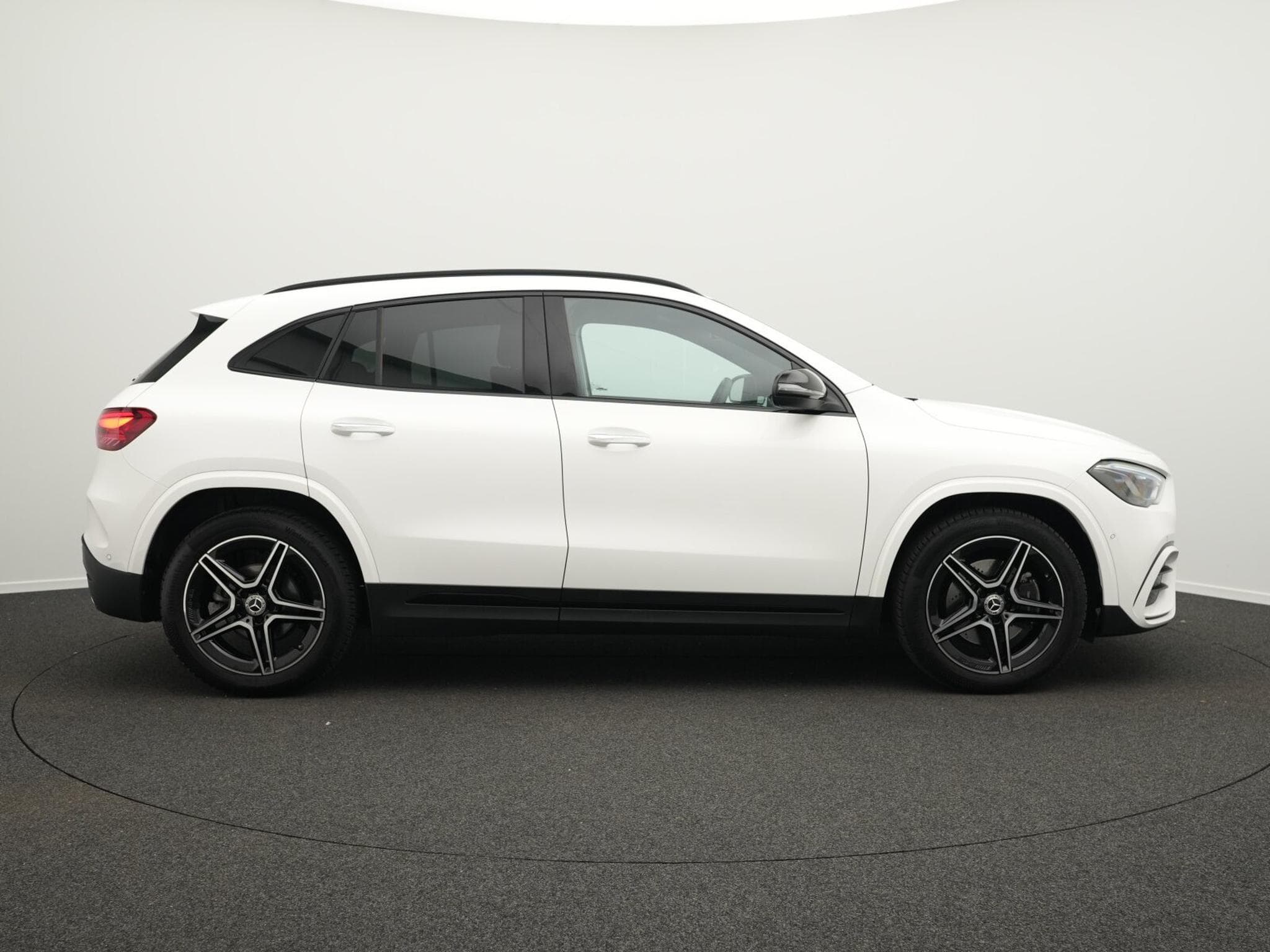 Mercedes GLA 200 d AMG-Line Multi+Kamera+Night+19"+AHK (2025) - Photo 5