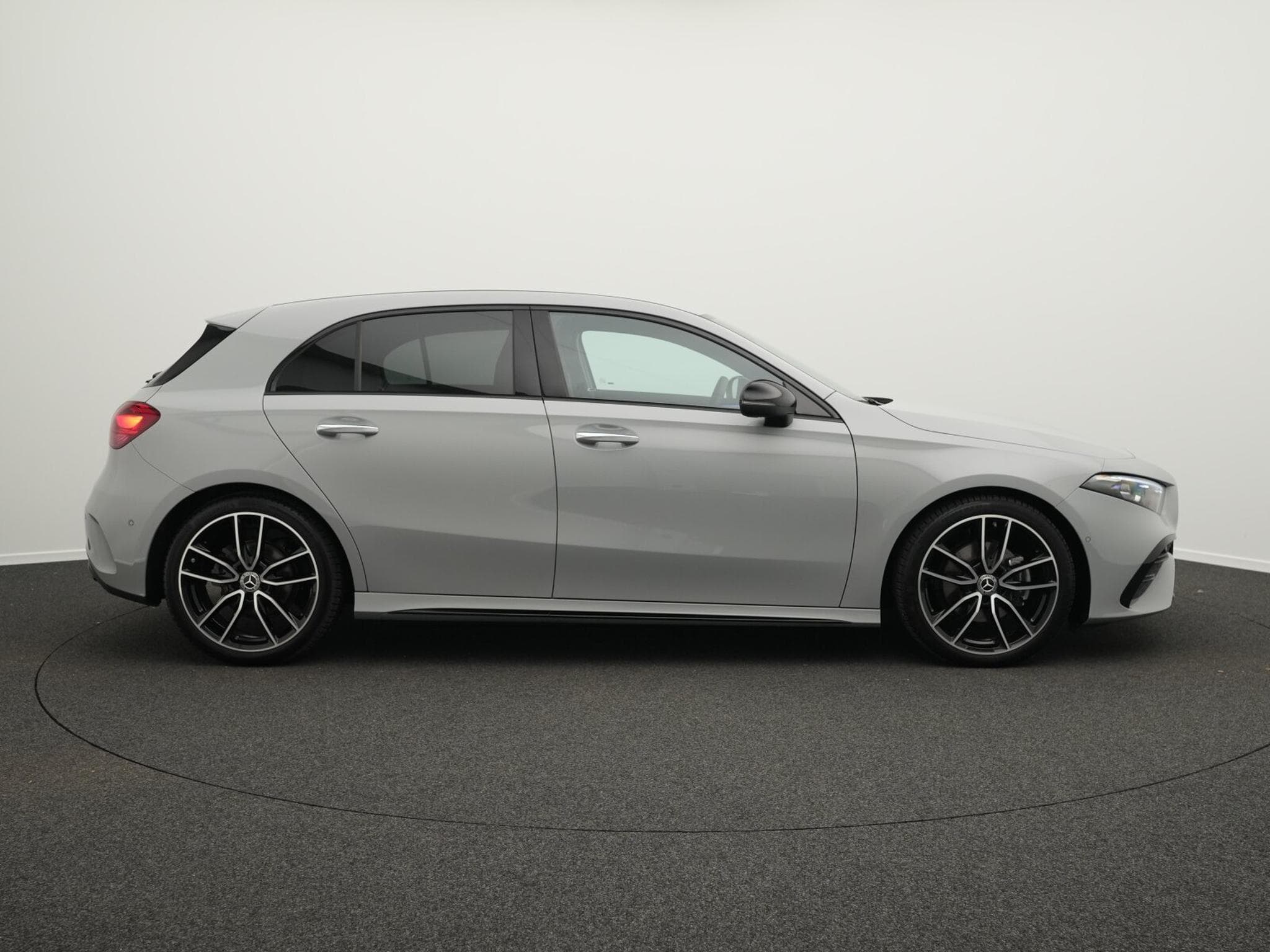 Mercedes A 200 d AMG-Line Multi+Kamera+Night+19" (2025) - Photo 5