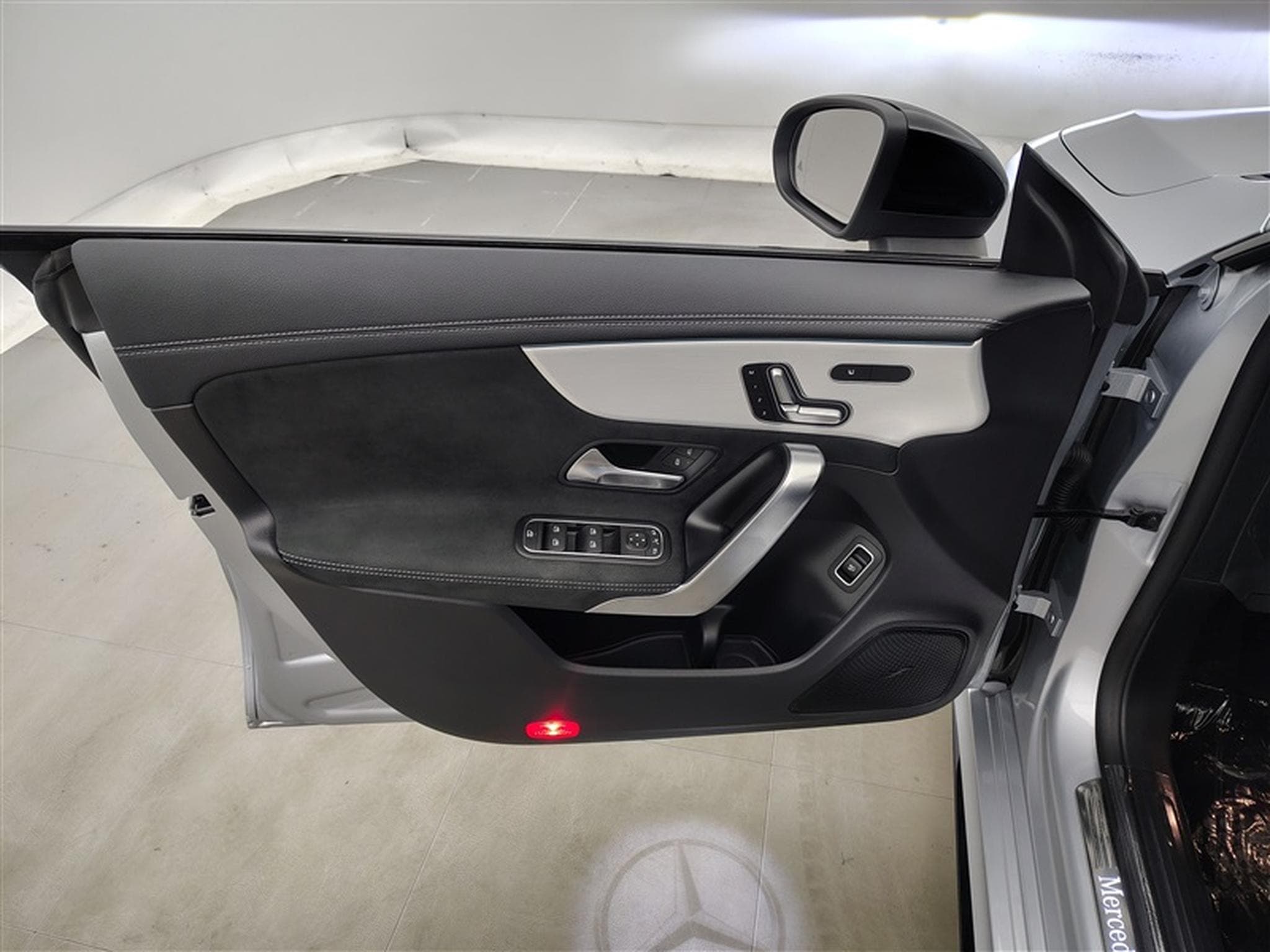 Mercedes CLA 180 CLA 2.0D **AMG/AUTO/PANO/NAVI/ALCANTARA /FULL LED** (2025) - Photo 17