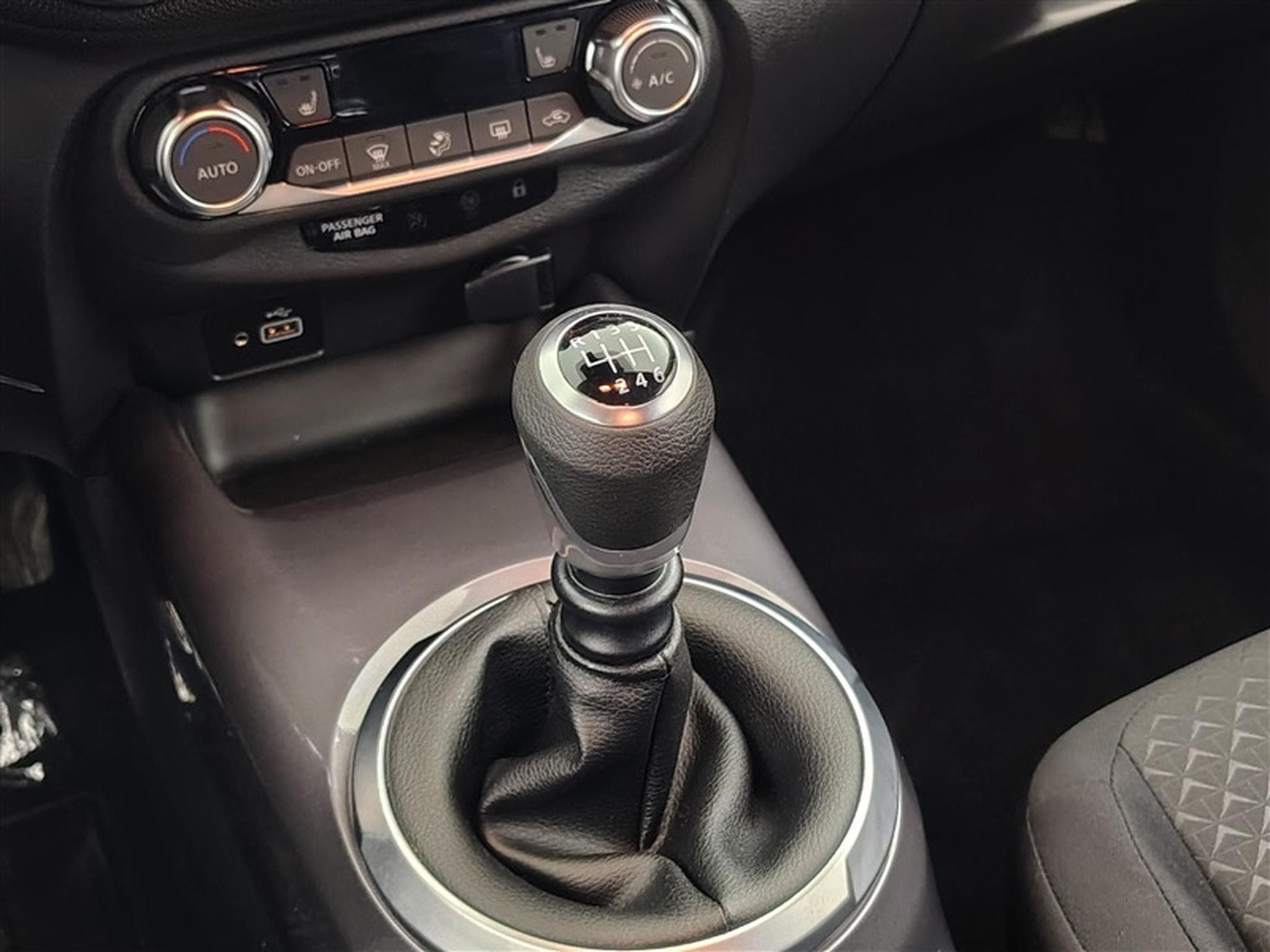 Nissan Juke 1.0 DIG-T 2WD Acenta CARPLAY / FULL LED / CLIM (2023) - Photo 12