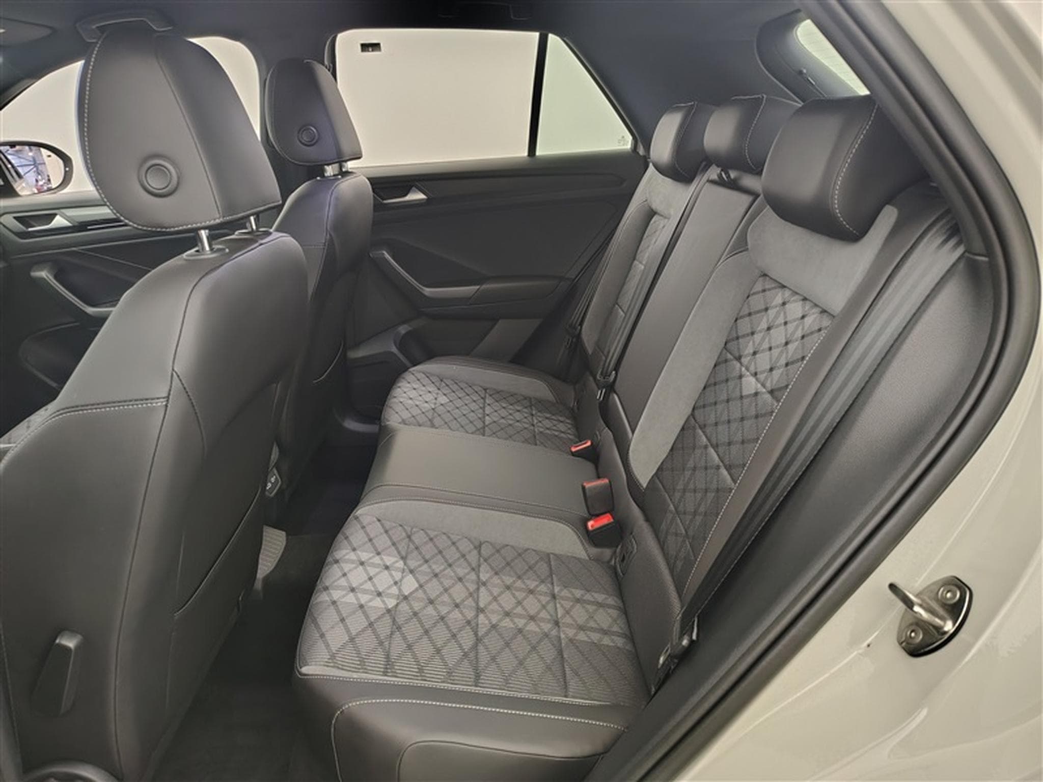 VW T-Roc 1.0 TSI 110cv R-Line CARPLAY / FULL LED / PDC AV+AR / JA 17" (2024) - Photo 13