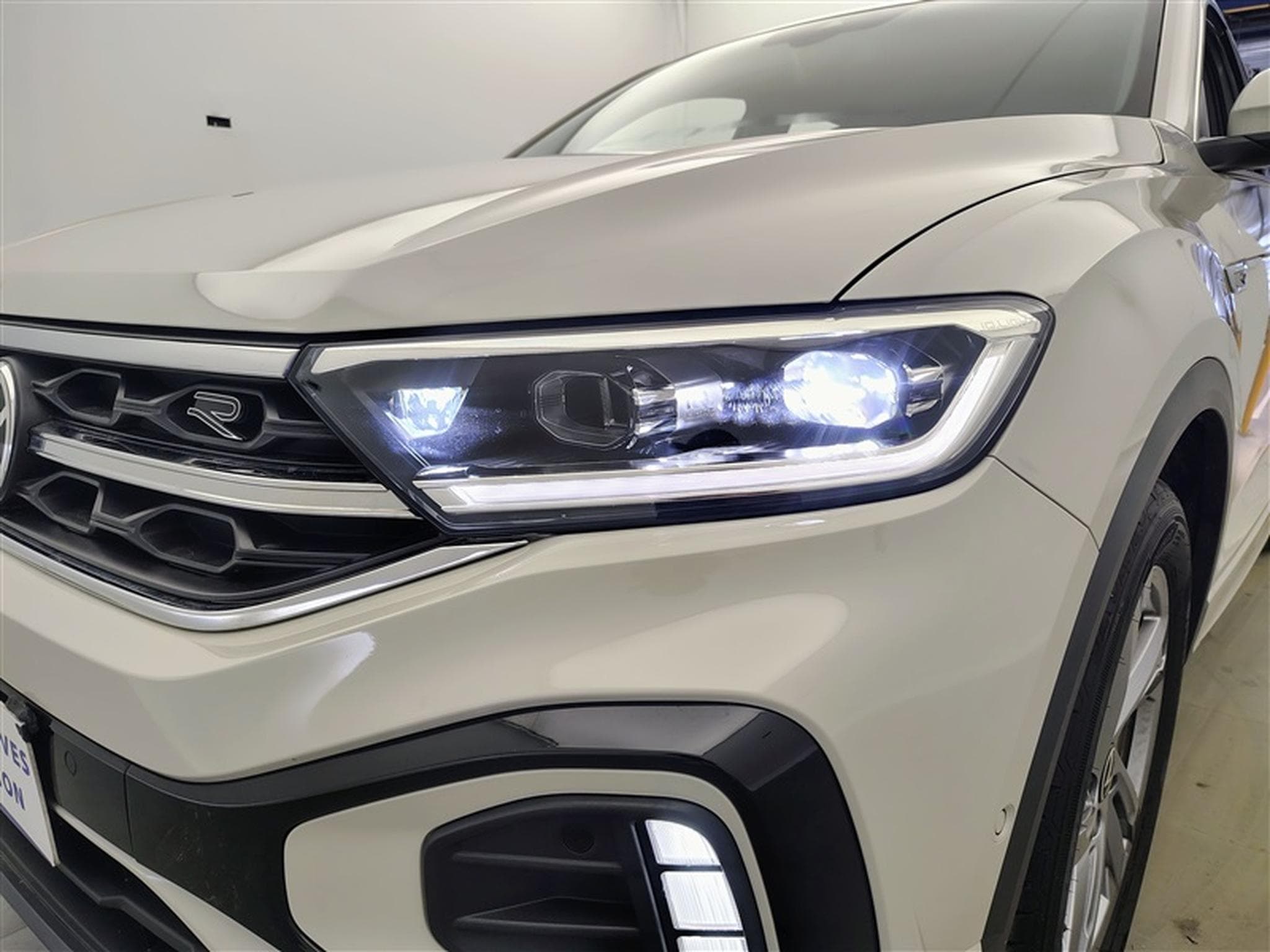 VW T-Roc 1.0 TSI 110cv R-Line CARPLAY / FULL LED / PDC AV+AR / JA 17" (2024) - Photo 15