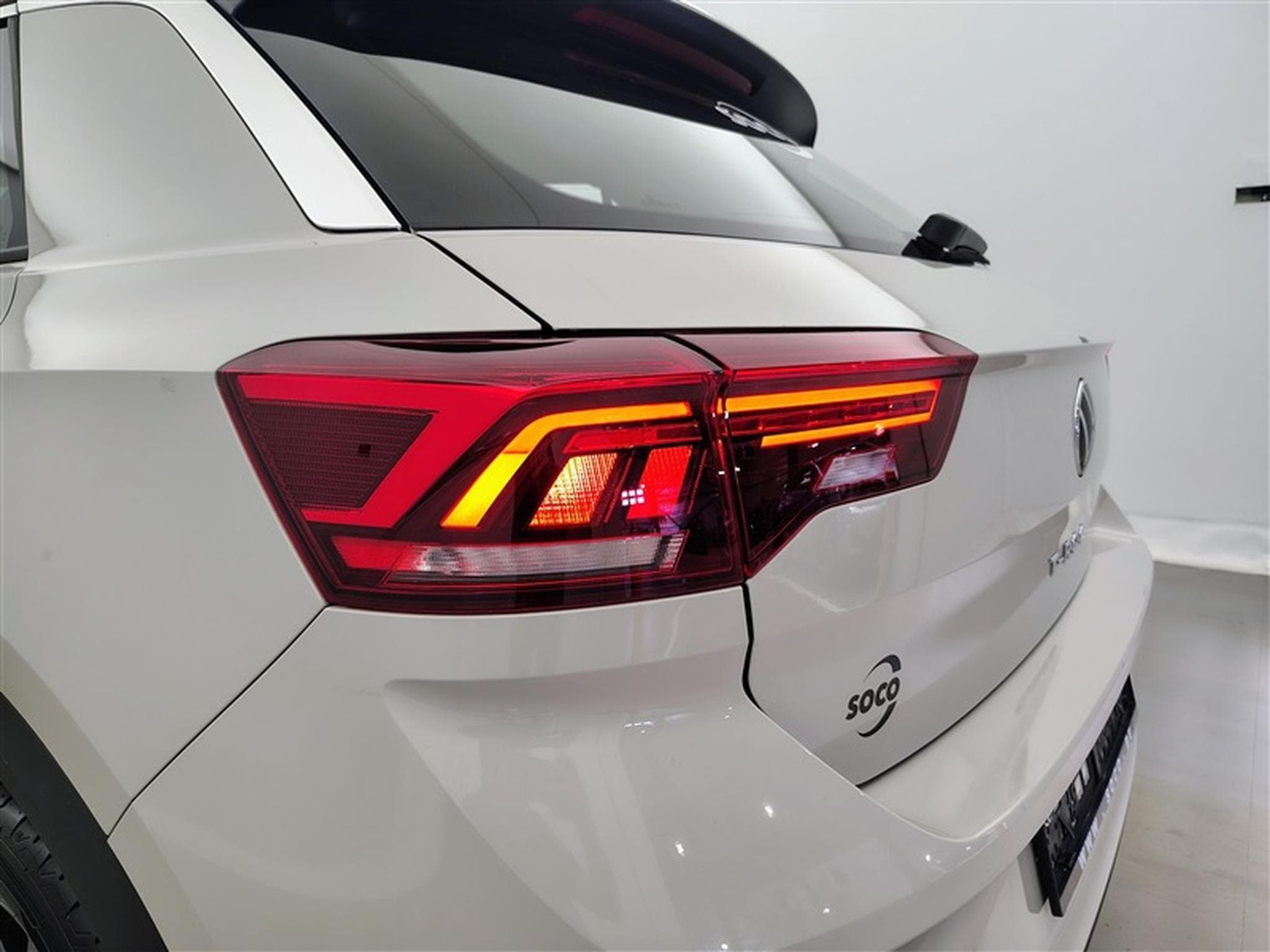 VW T-Roc 1.0 TSI 110cv R-Line CARPLAY / FULL LED / PDC AV+AR / JA 17" (2024) - Photo 16