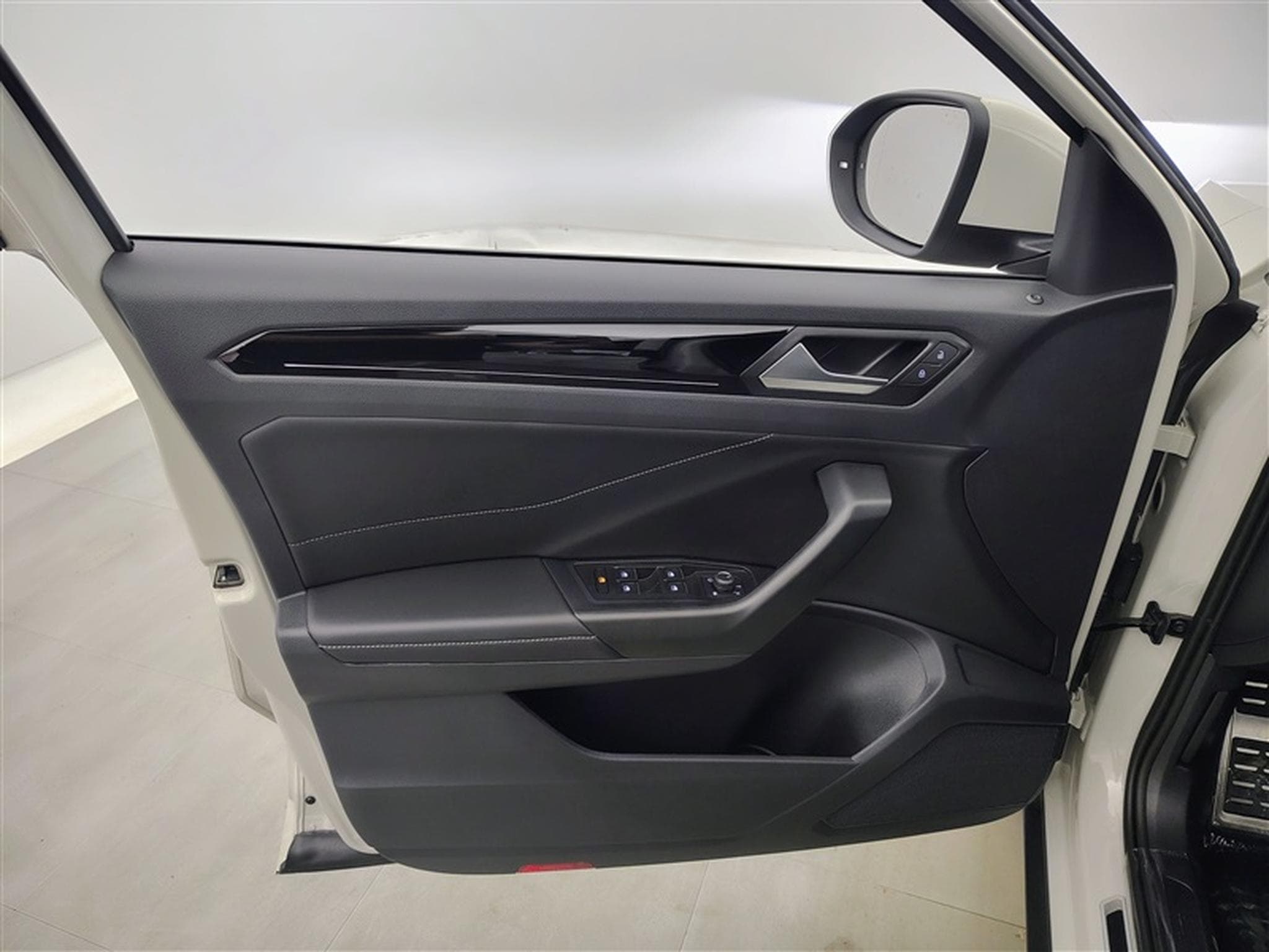 VW T-Roc 1.0 TSI 110cv R-Line CARPLAY / FULL LED / PDC AV+AR / JA 17" (2024) - Photo 17