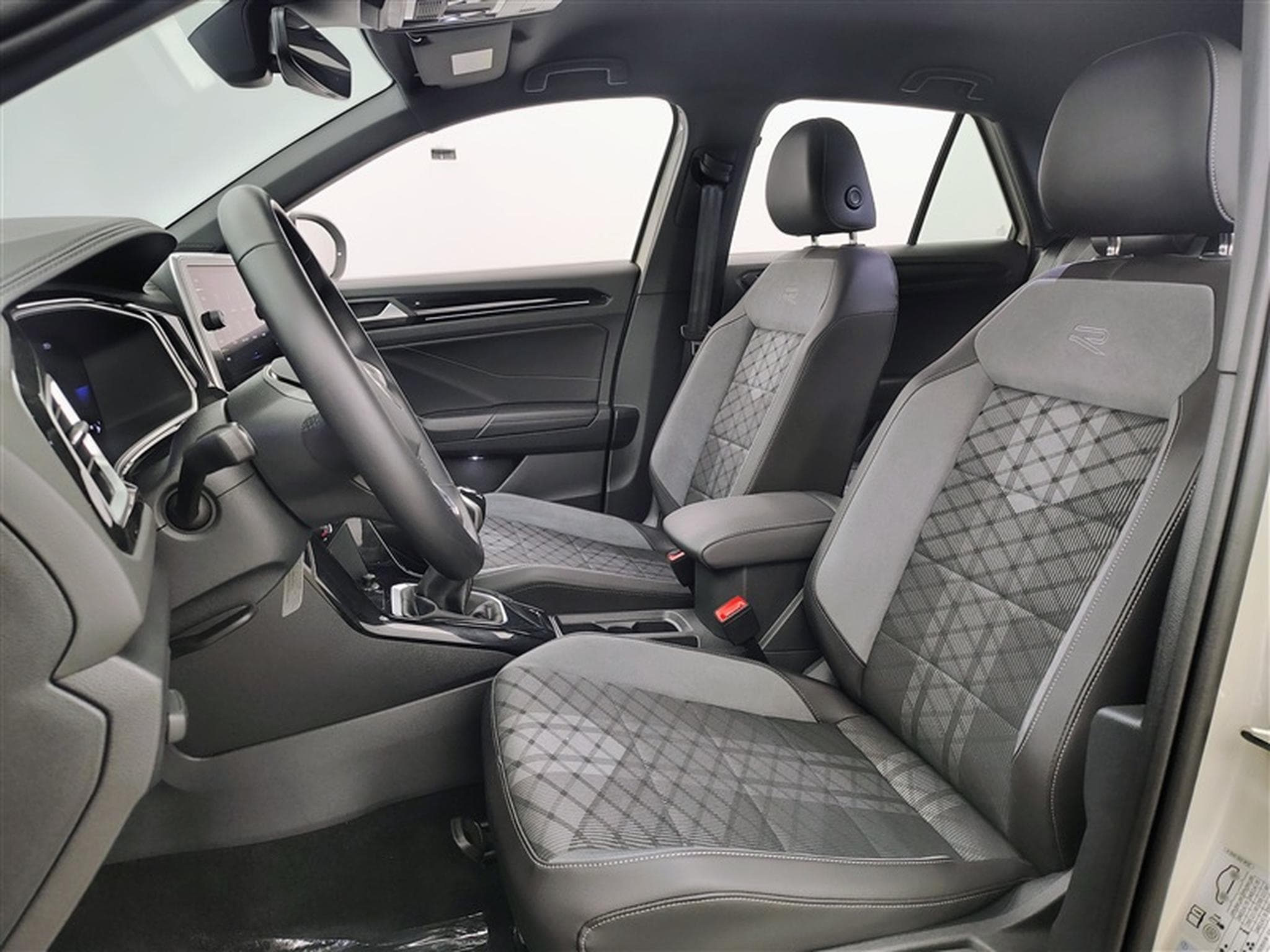 VW T-Roc 1.0 TSI 110cv R-Line CARPLAY / FULL LED / PDC AV+AR / JA 17" (2024) - Photo 7