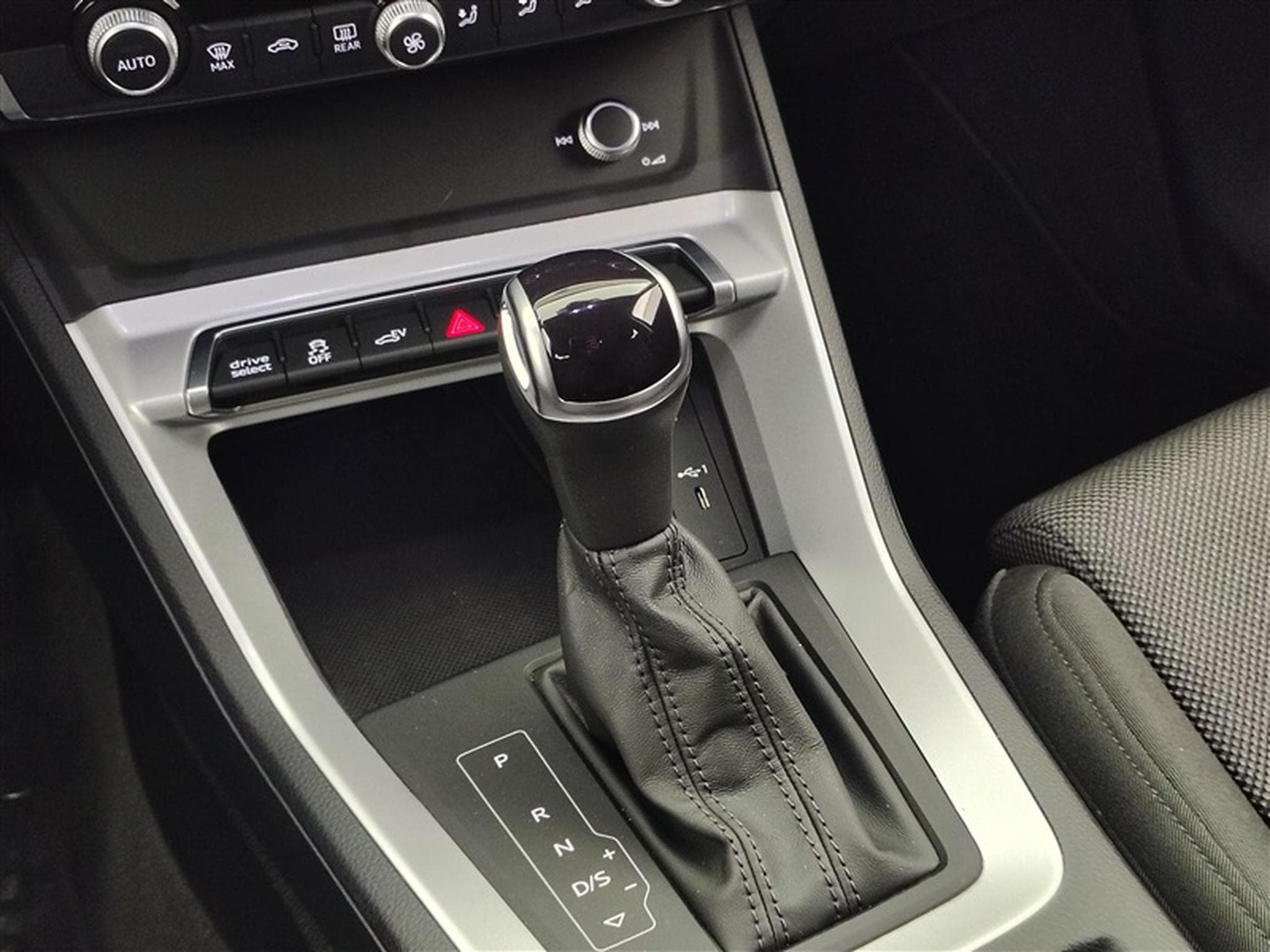 Audi Q3 Sportback PHEV 45 TFSIe S-tronic 180 NAVI / FULL LED (2023) - Photo 12
