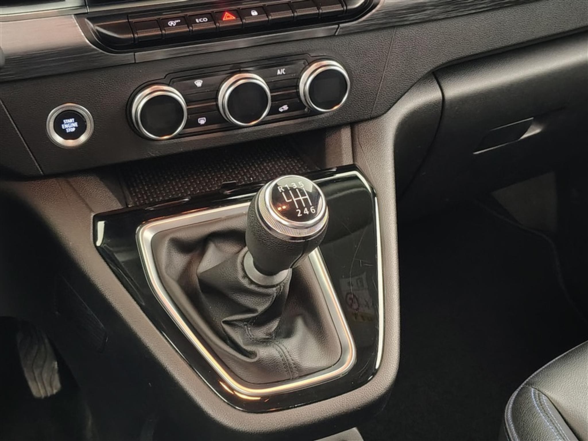 Nissan Townstar 1.3 DIG-T 130cv N-Connecta CARPLAY / CUIR / CAMERA / KEYLESS (2023) - Photo 12