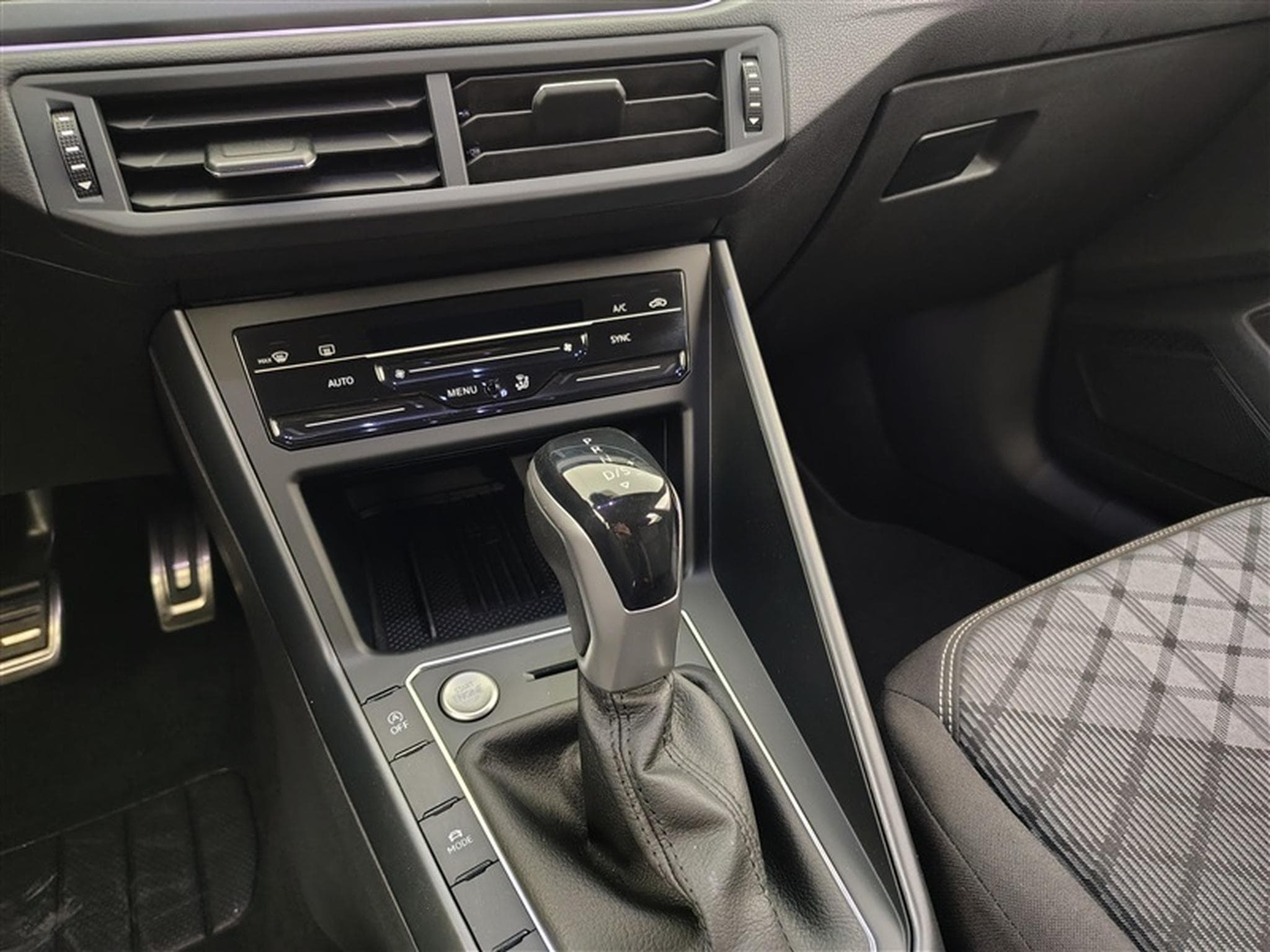 VW Taigo 1.0 TSI 115cv DSG R-Line CARPLAY / FULL LED / CAMERA / JA 18 (2025) - Photo 12