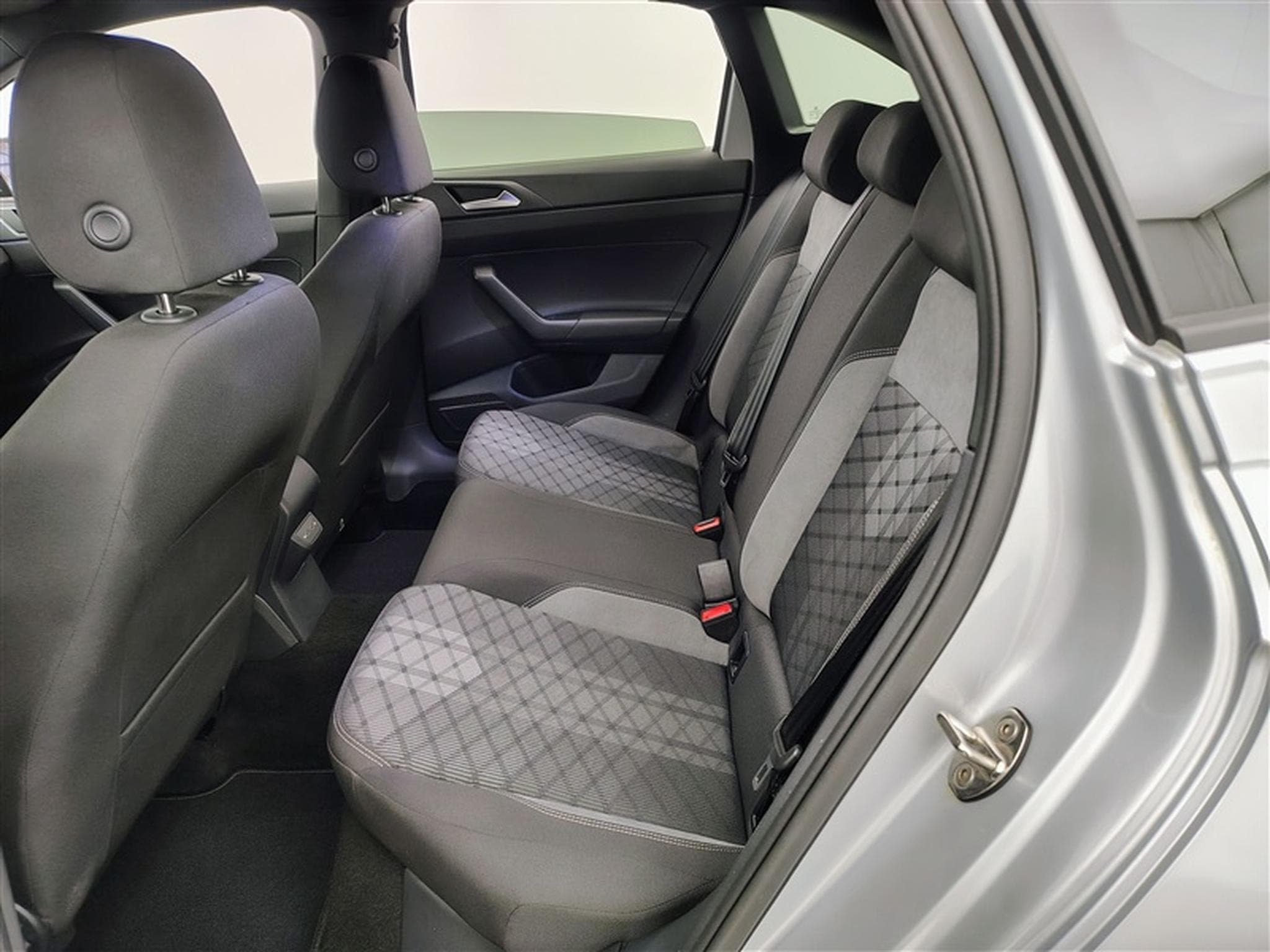 VW Taigo 1.0 TSI 115cv DSG R-Line CARPLAY / FULL LED / CAMERA / JA 18 (2025) - Photo 13