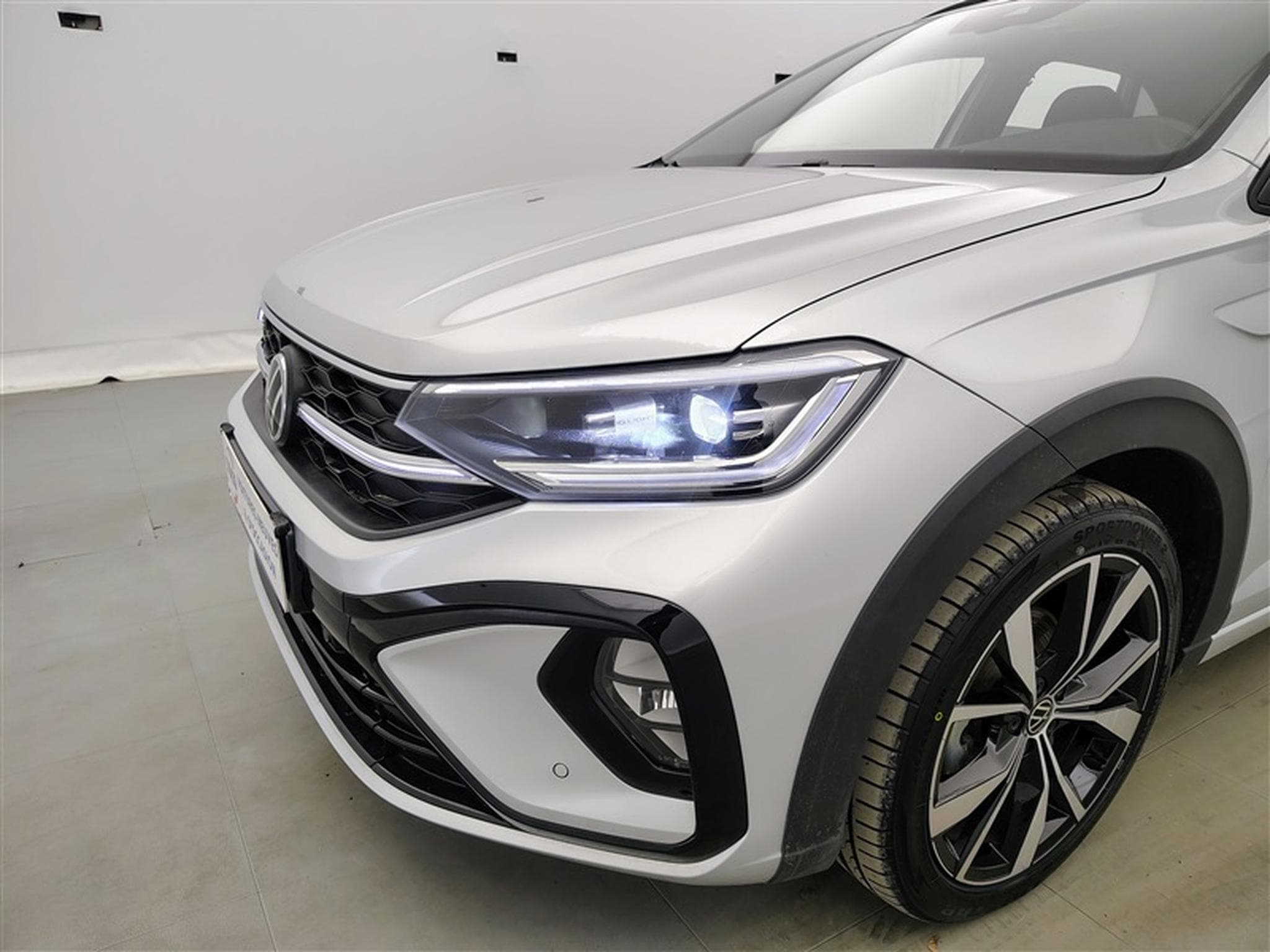 VW Taigo 1.0 TSI 115cv DSG R-Line CARPLAY / FULL LED / CAMERA / JA 18 (2025) - Photo 15
