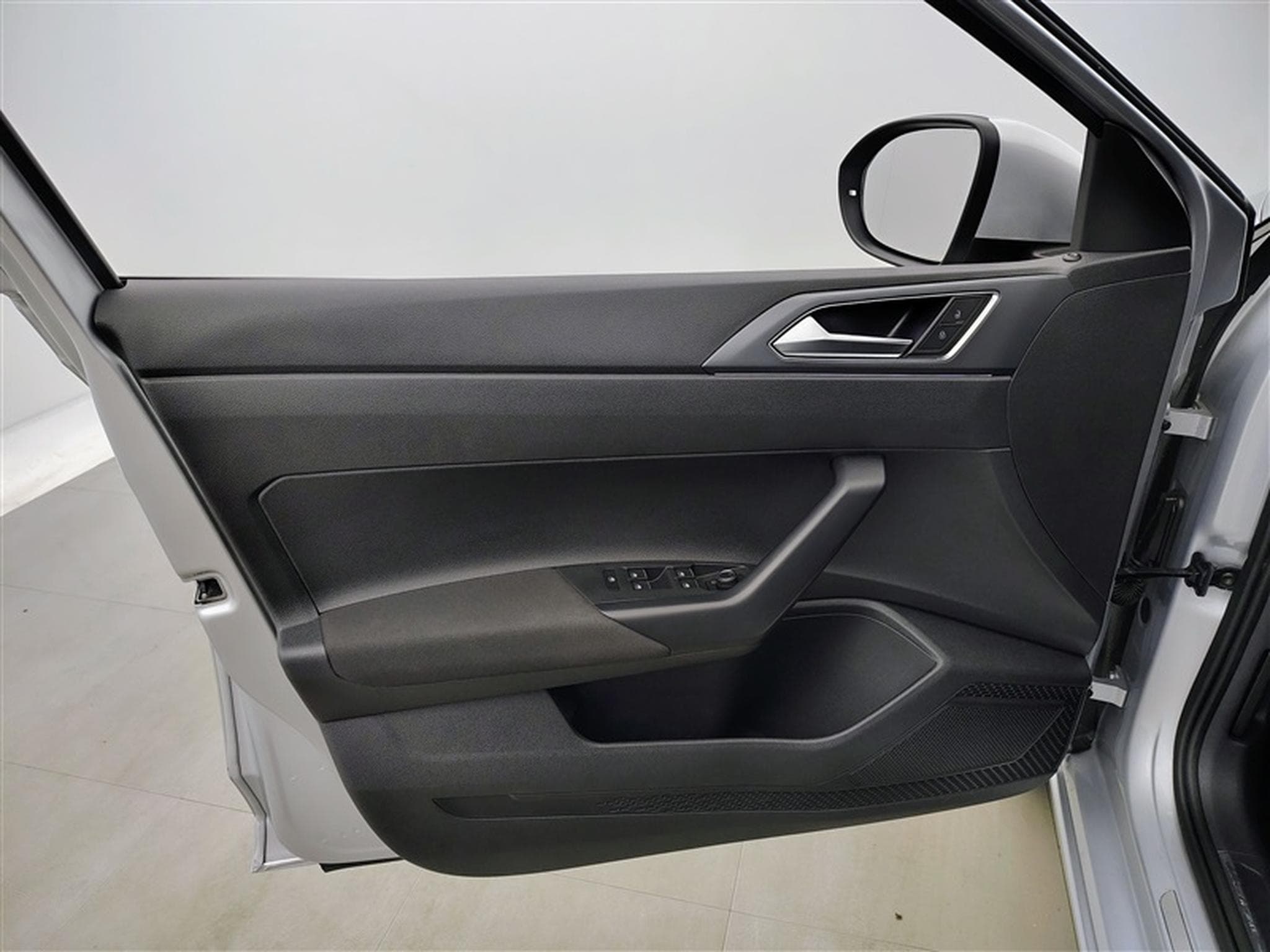 VW Taigo 1.0 TSI 115cv DSG R-Line CARPLAY / FULL LED / CAMERA / JA 18 (2025) - Photo 17