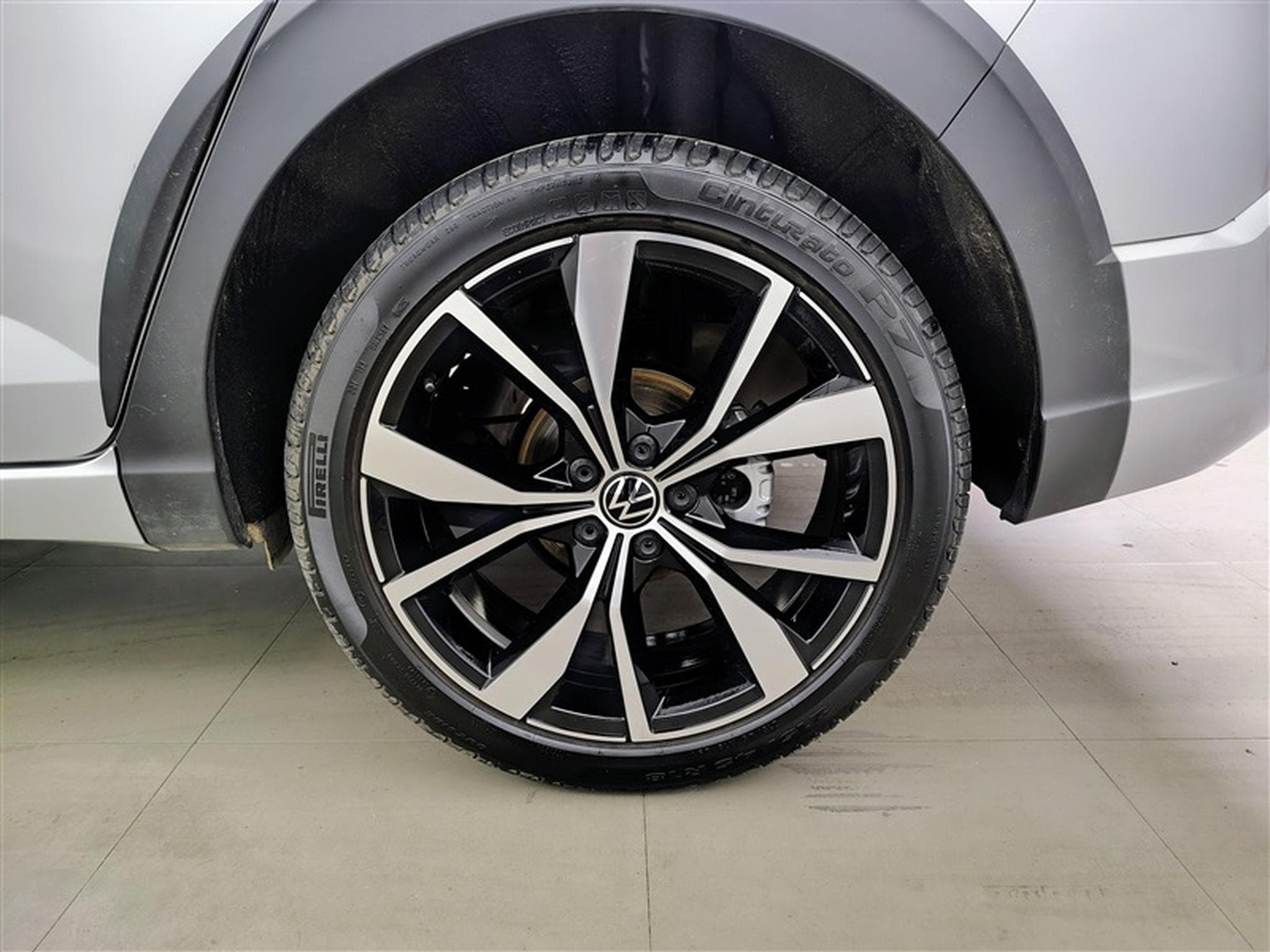 VW Taigo 1.0 TSI 115cv DSG R-Line CARPLAY / FULL LED / CAMERA / JA 18 (2025) - Photo 6