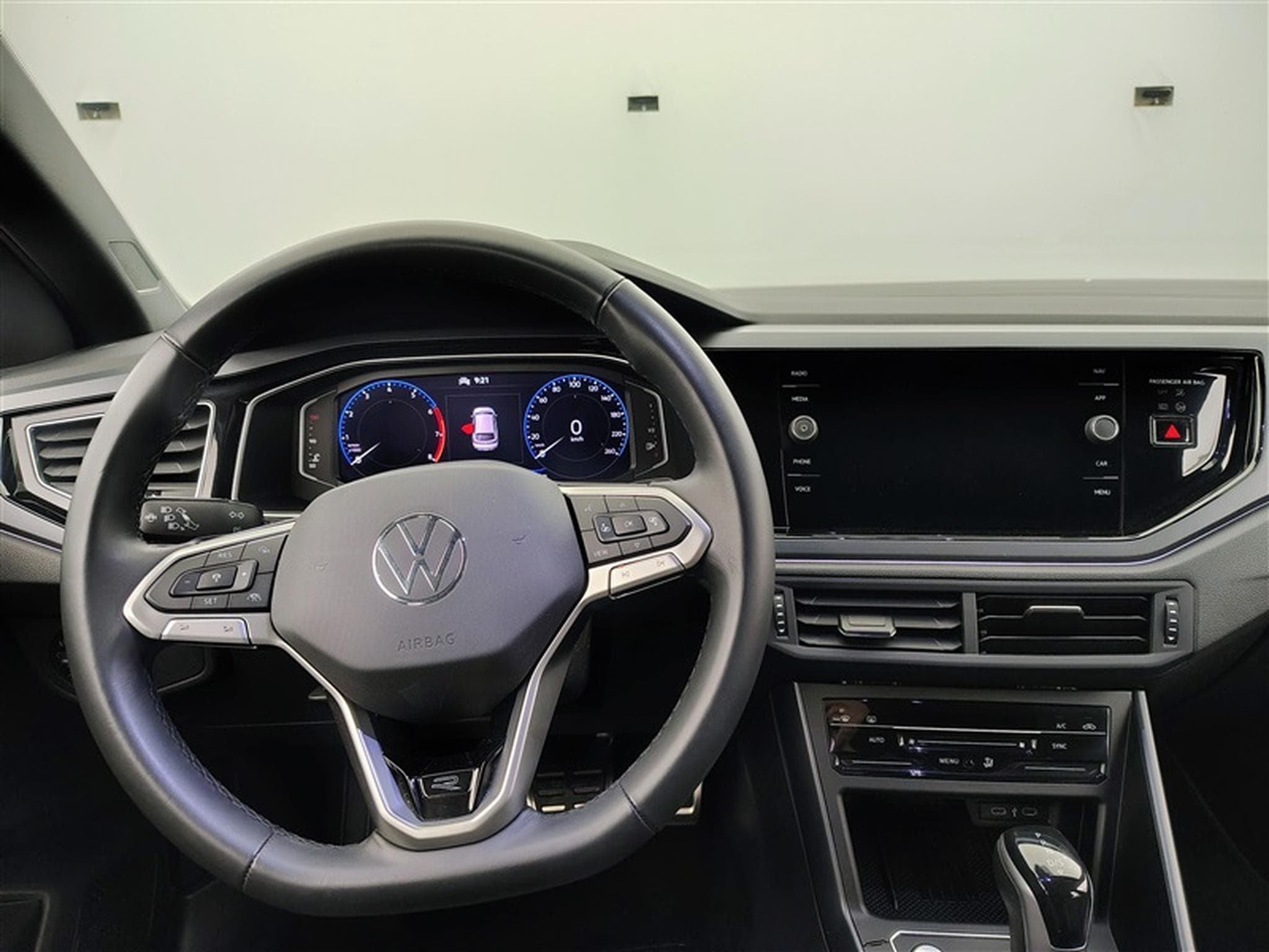 VW Taigo 1.0 TSI 115cv DSG R-Line CARPLAY / FULL LED / CAMERA / JA 18 (2025) - Photo 9
