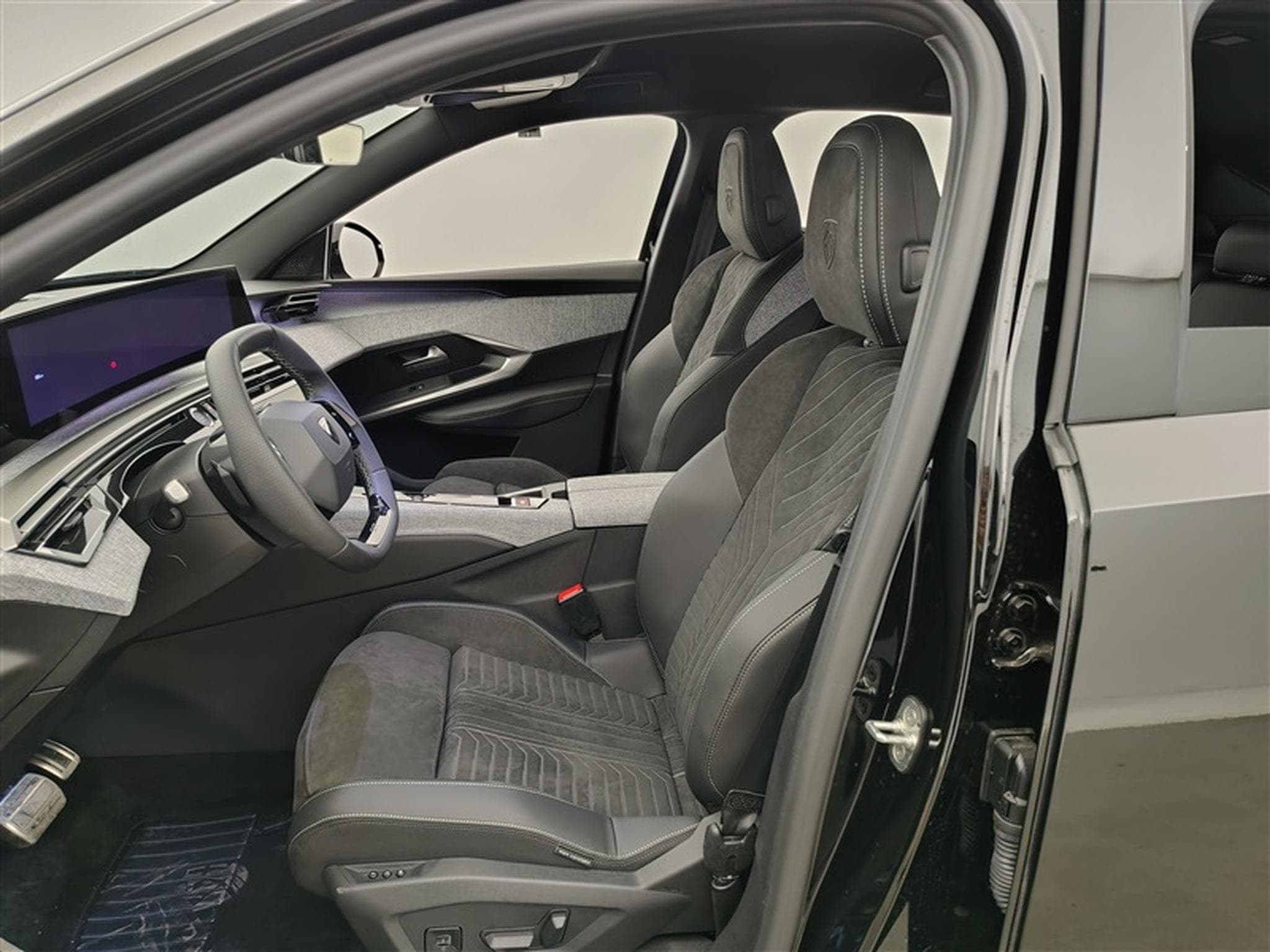 Peugeot 3008 1.2 Hybrid 145Cv e-DCS6 GT NAVI / FULL LED / CAMERA (2025) - Photo 7