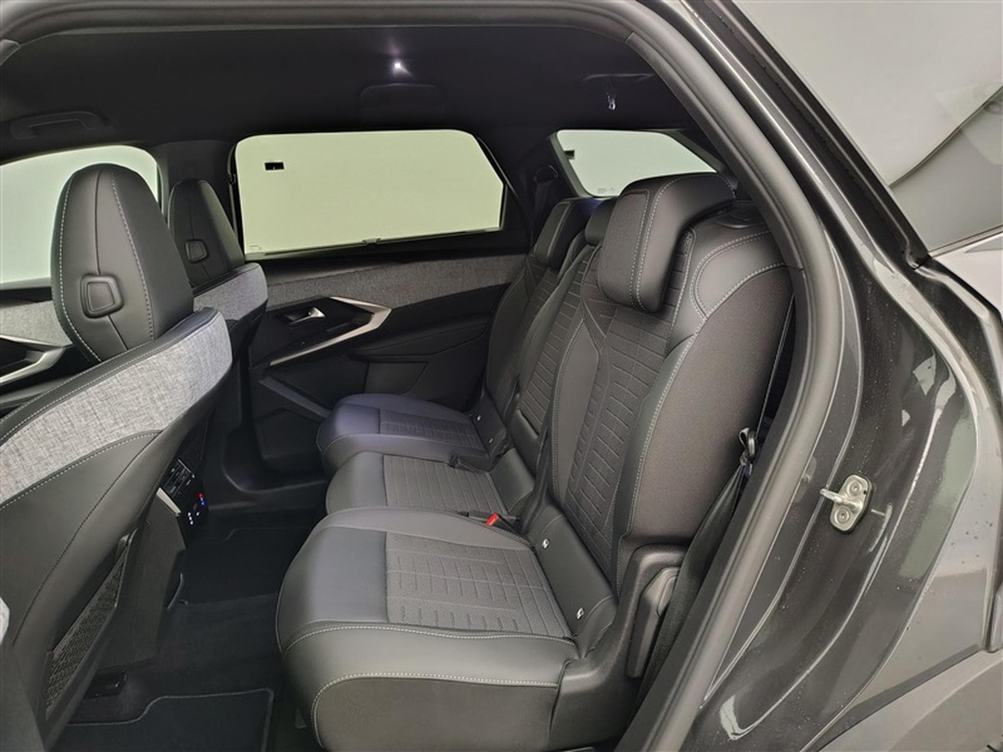 Peugeot 5008 1.2 Hybrid 145Cv e-DCS6 GT 7PL / NAVI / CARPLAY / CAMERA (2025) - Photo 13