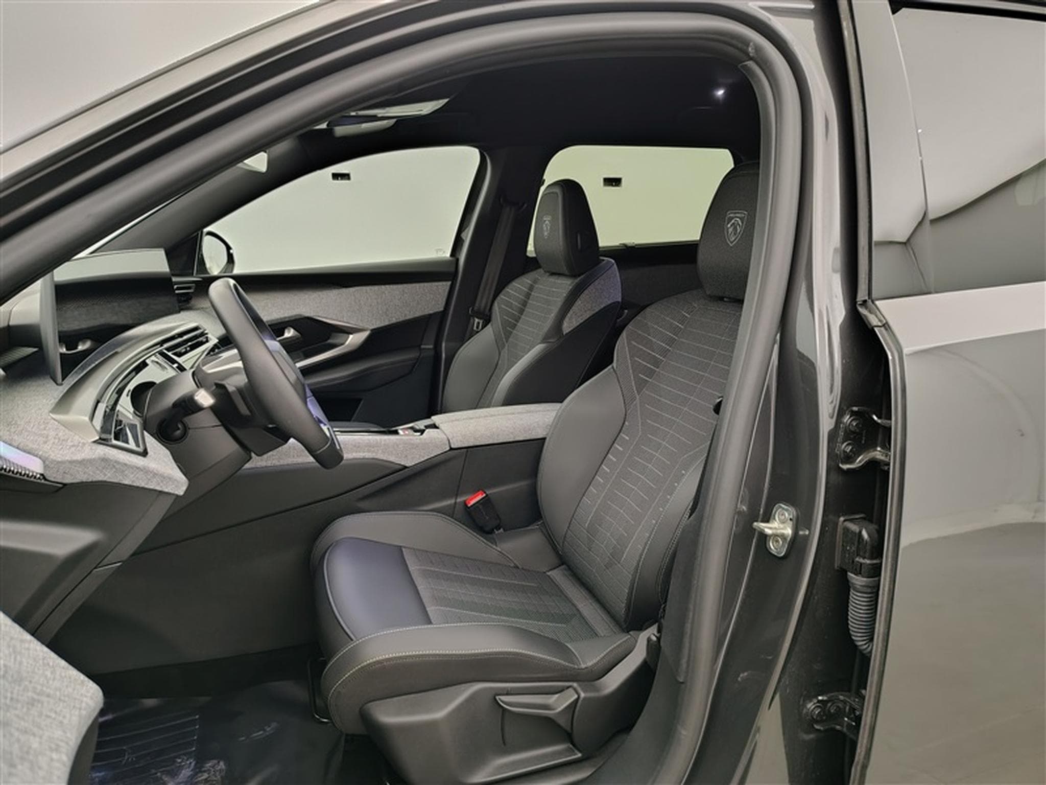 Peugeot 5008 1.2 Hybrid 145Cv e-DCS6 GT 7PL / NAVI / CARPLAY / CAMERA (2025) - Photo 7
