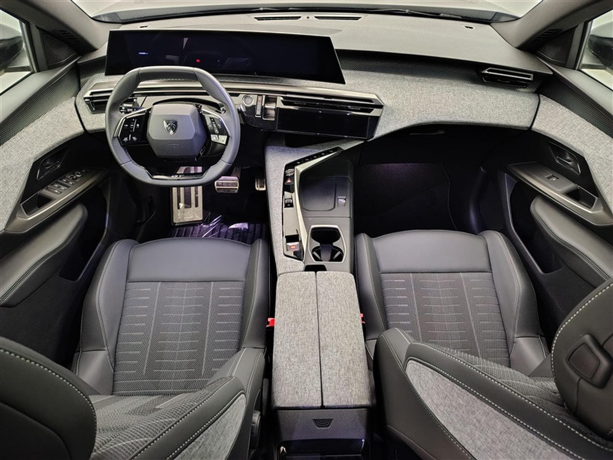 Peugeot 5008 1.2 Hybrid 145Cv e-DCS6 GT 7PL / NAVI / CARPLAY / CAMERA (2025) - Photo 8