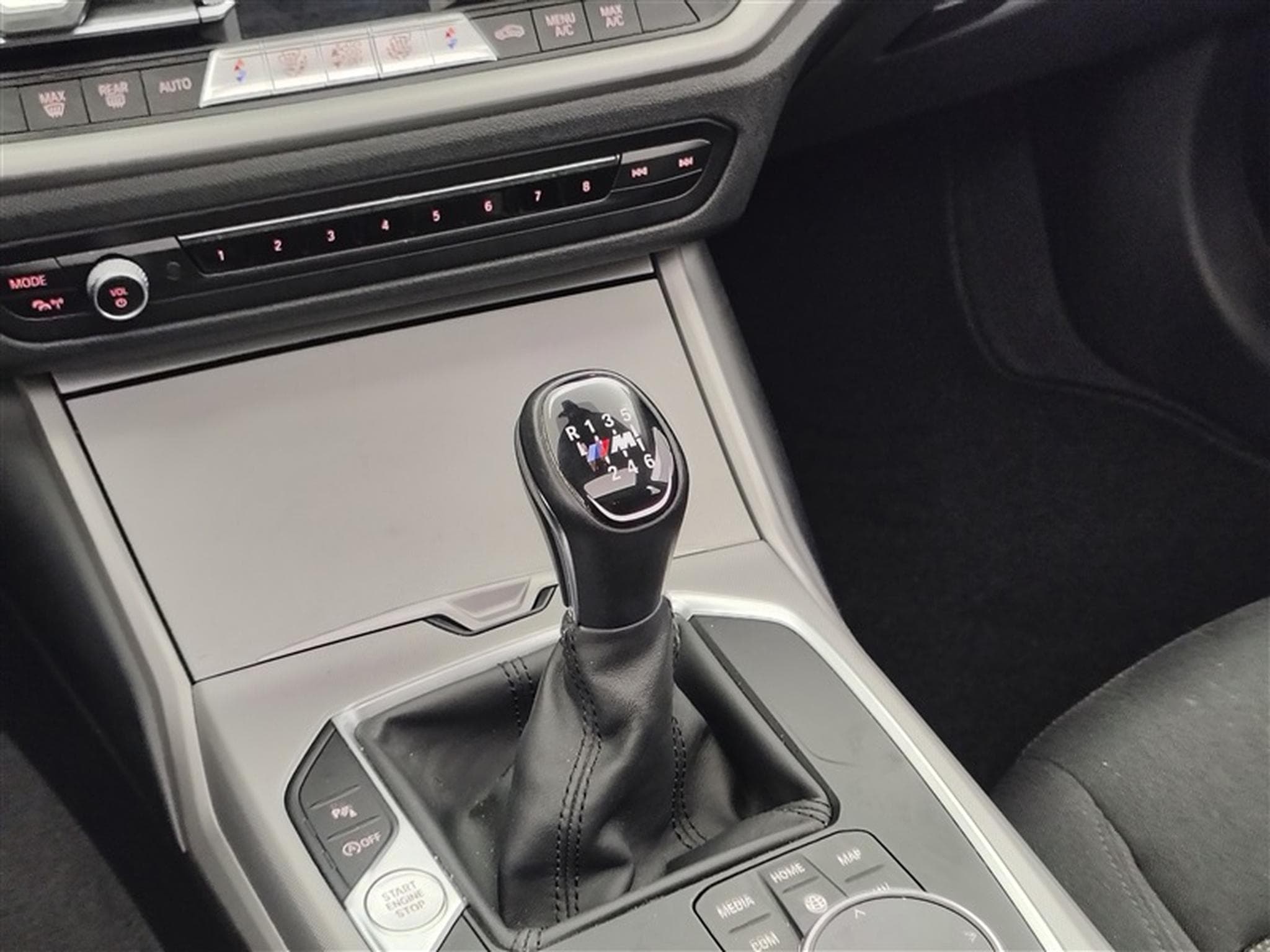 BMW 318 318 d Touring NAVI/TO PANO/FULL LED/JA17/PDC (2020) - Photo 12