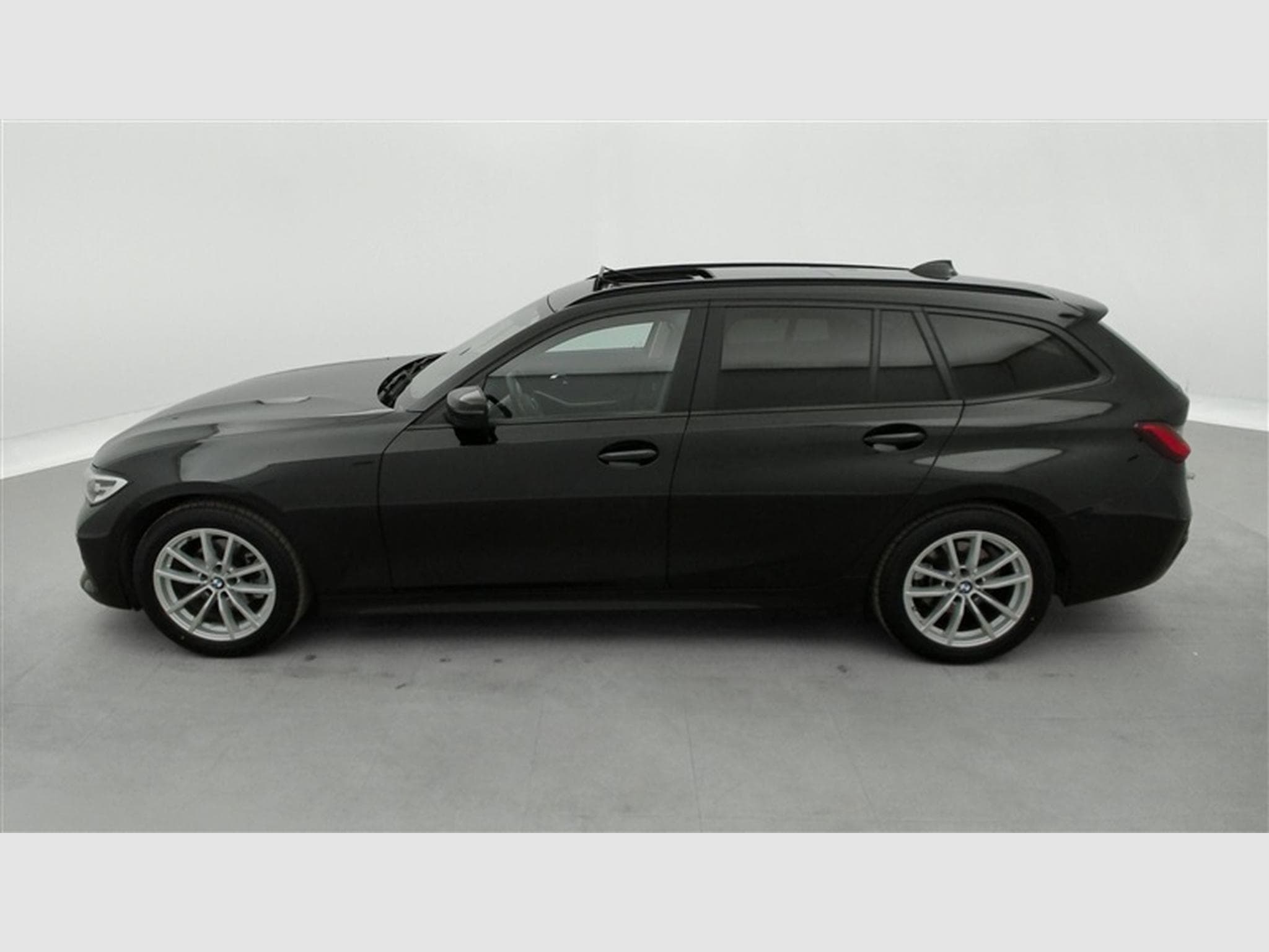 BMW 318 318 d Touring NAVI/TO PANO/FULL LED/JA17/PDC (2020) - Photo 3