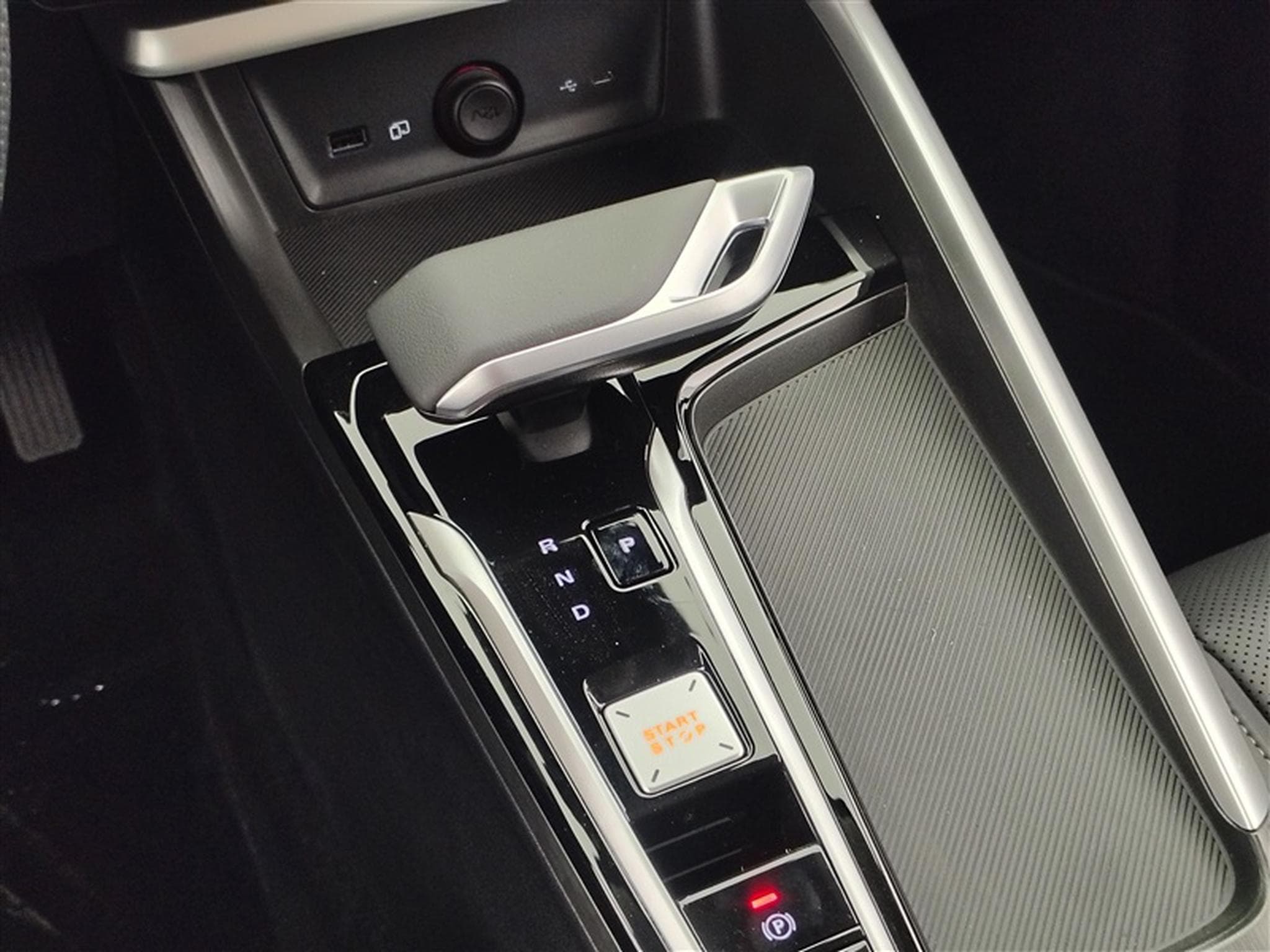 MG ZS 1.5 Hybrid+ Luxury NAVI / CAMERA / CARPLAY / ALU (2026) - Photo 12