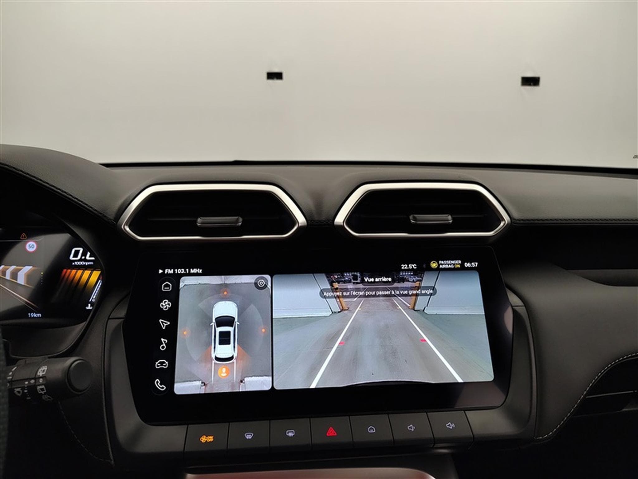 MG ZS 1.5 Hybrid+ Luxury NAVI / CAMERA / CARPLAY / ALU (2026) - Photo 18