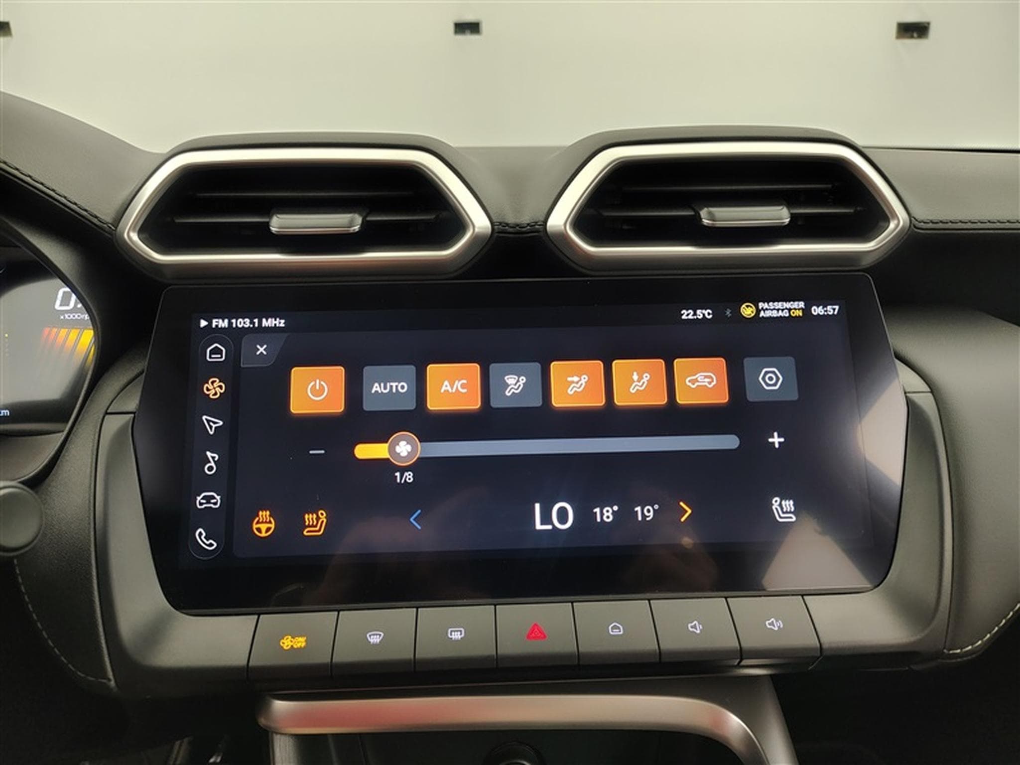 MG ZS 1.5 Hybrid+ Luxury NAVI / CAMERA / CARPLAY / ALU (2026) - Photo 19