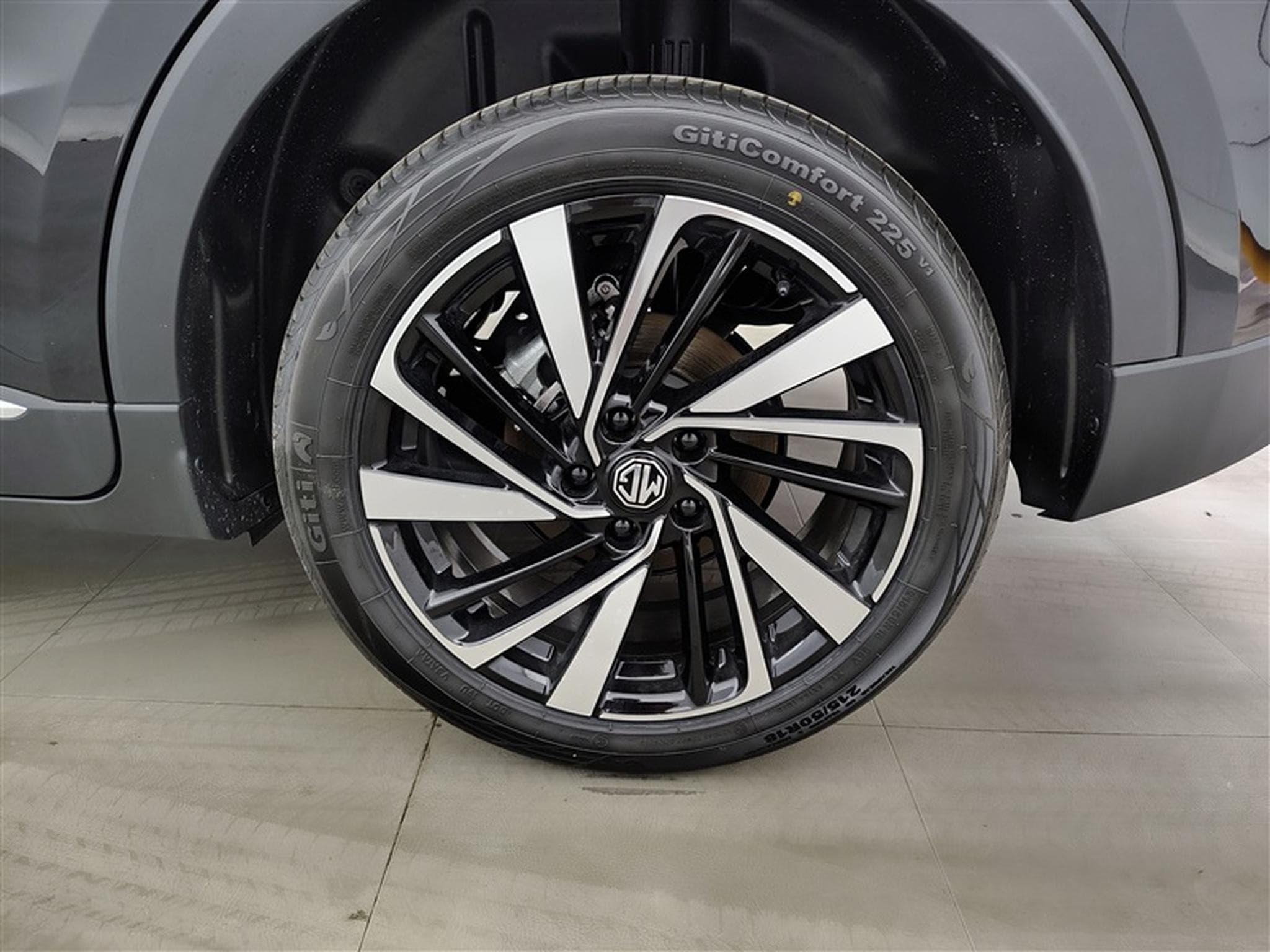 MG ZS 1.5 Hybrid+ Luxury NAVI / CAMERA / CARPLAY / ALU (2026) - Photo 6