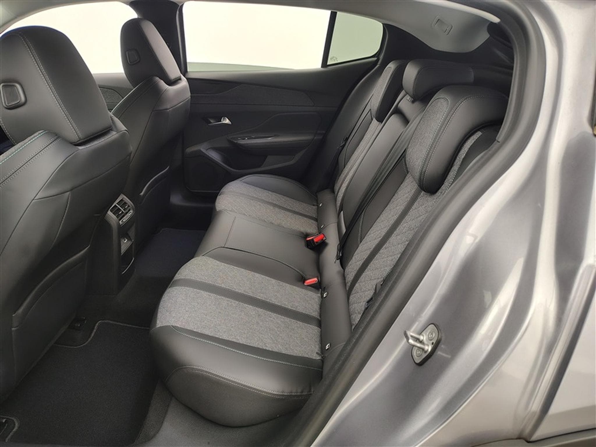 Peugeot 408 1.6 PHEV 150cv EAT8 Allure NAVI / FULL LED / CAMERA 360 (2024) - Photo 13