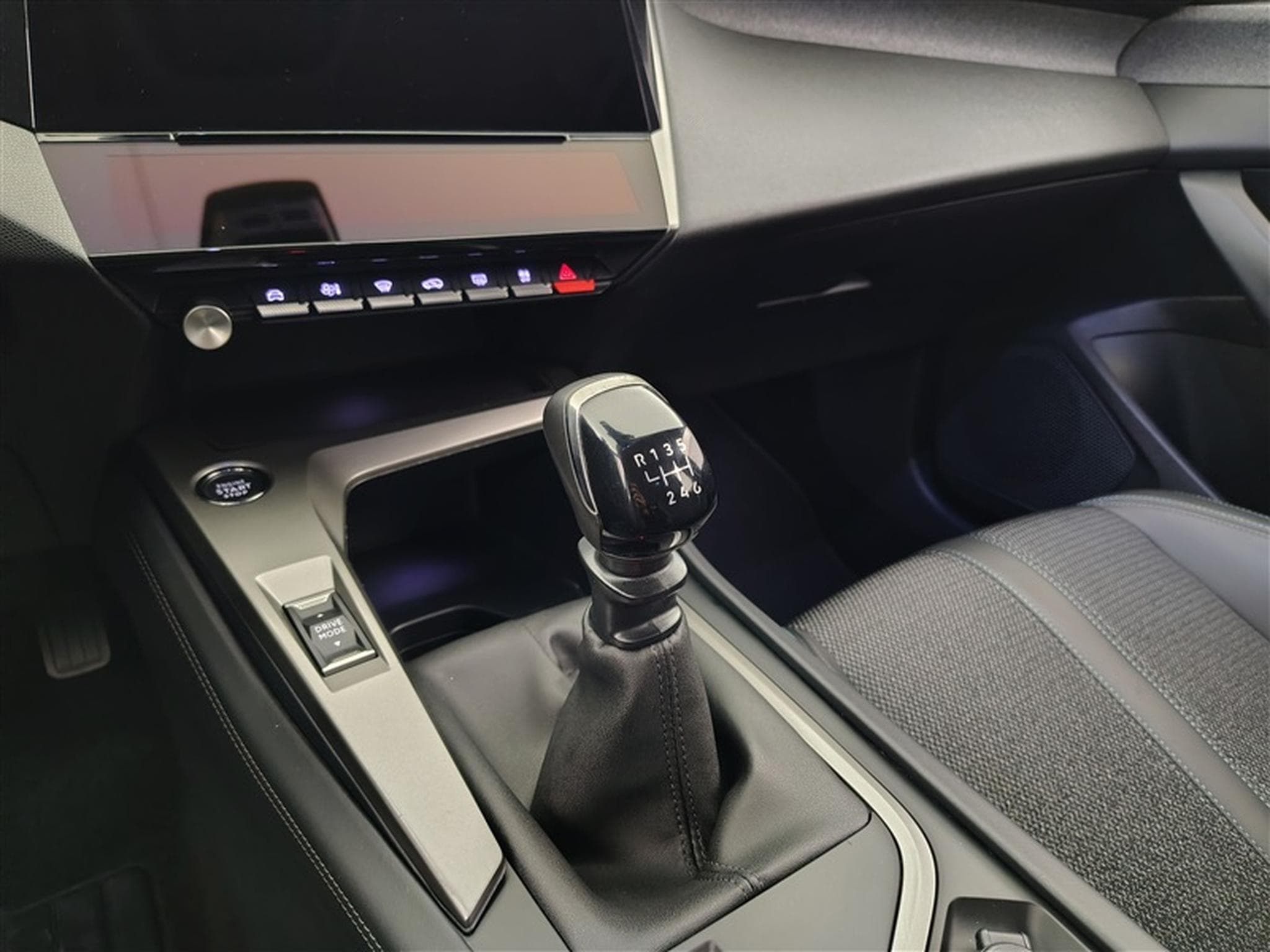 Peugeot 308 1.2 PureTech Allure NAVI / CAMERA / CARPLAY (2023) - Photo 12