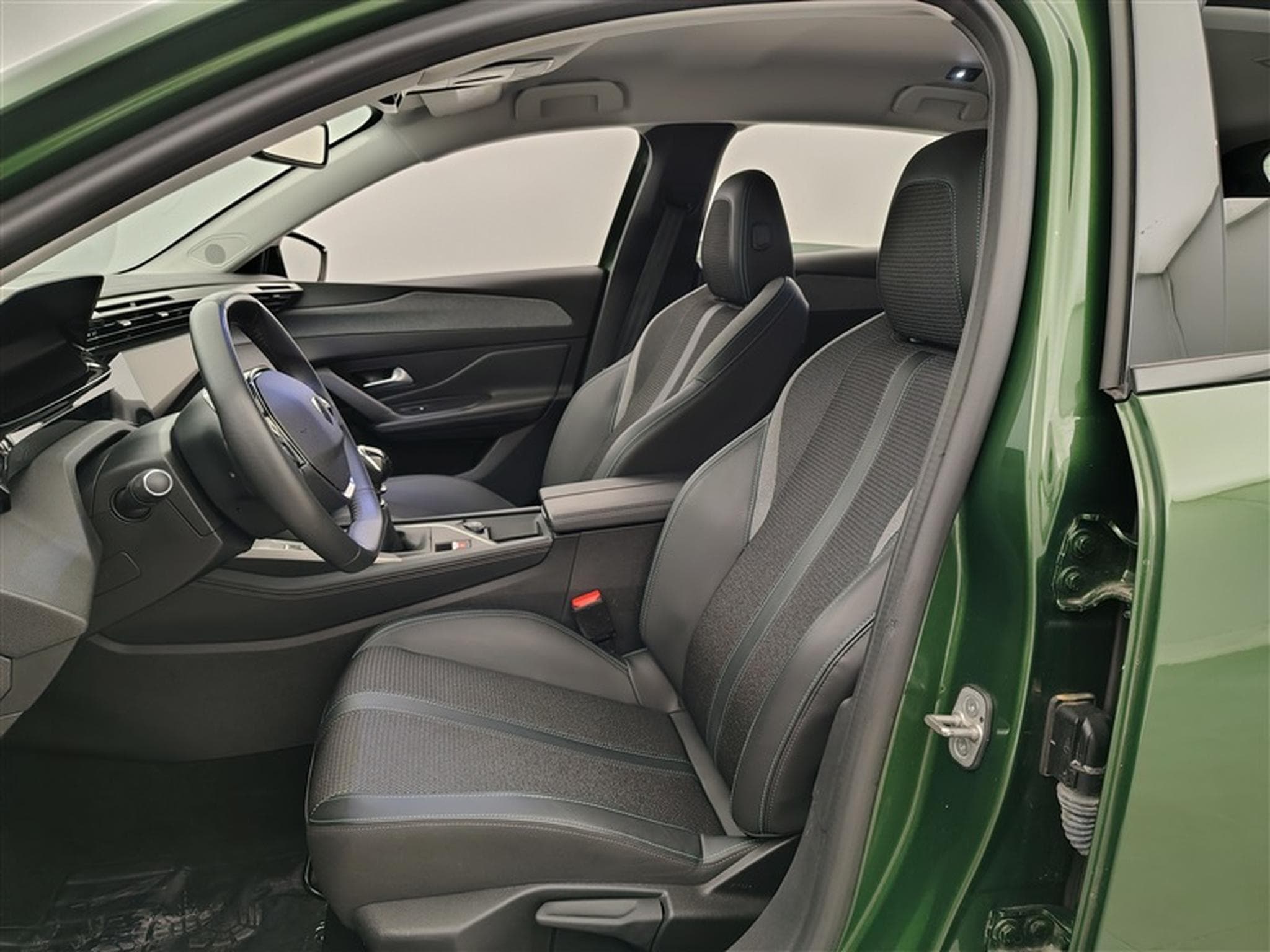 Peugeot 308 1.2 PureTech Allure NAVI / CAMERA / CARPLAY (2023) - Photo 7