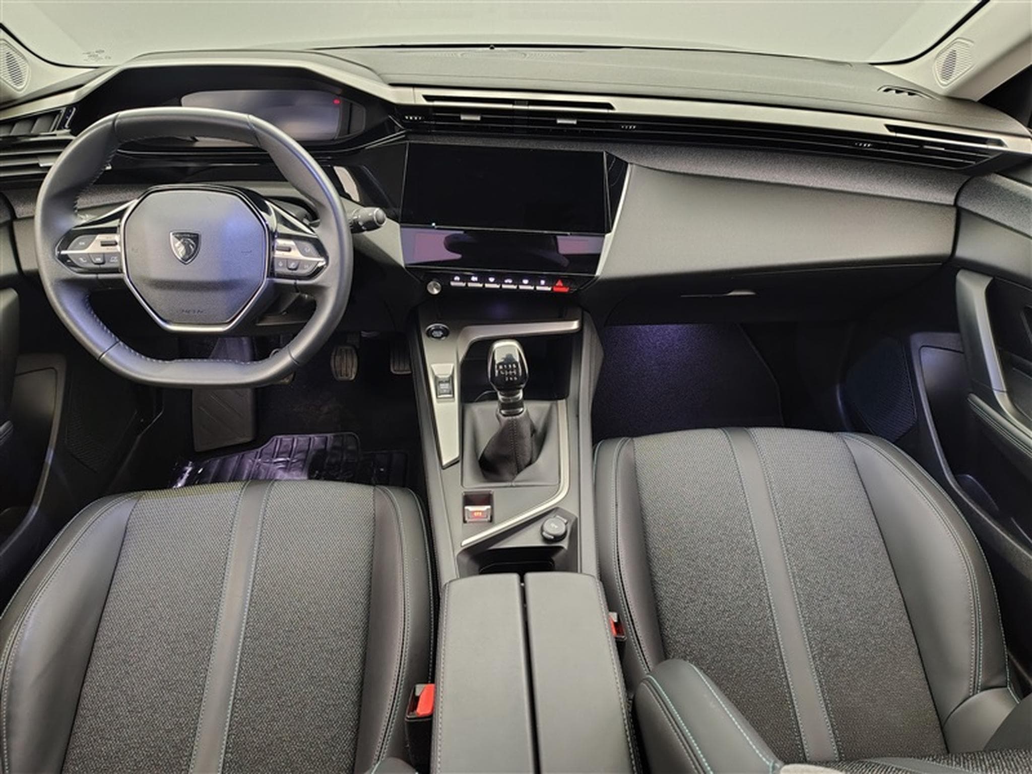 Peugeot 308 1.2 PureTech Allure NAVI / CAMERA / CARPLAY (2023) - Photo 8