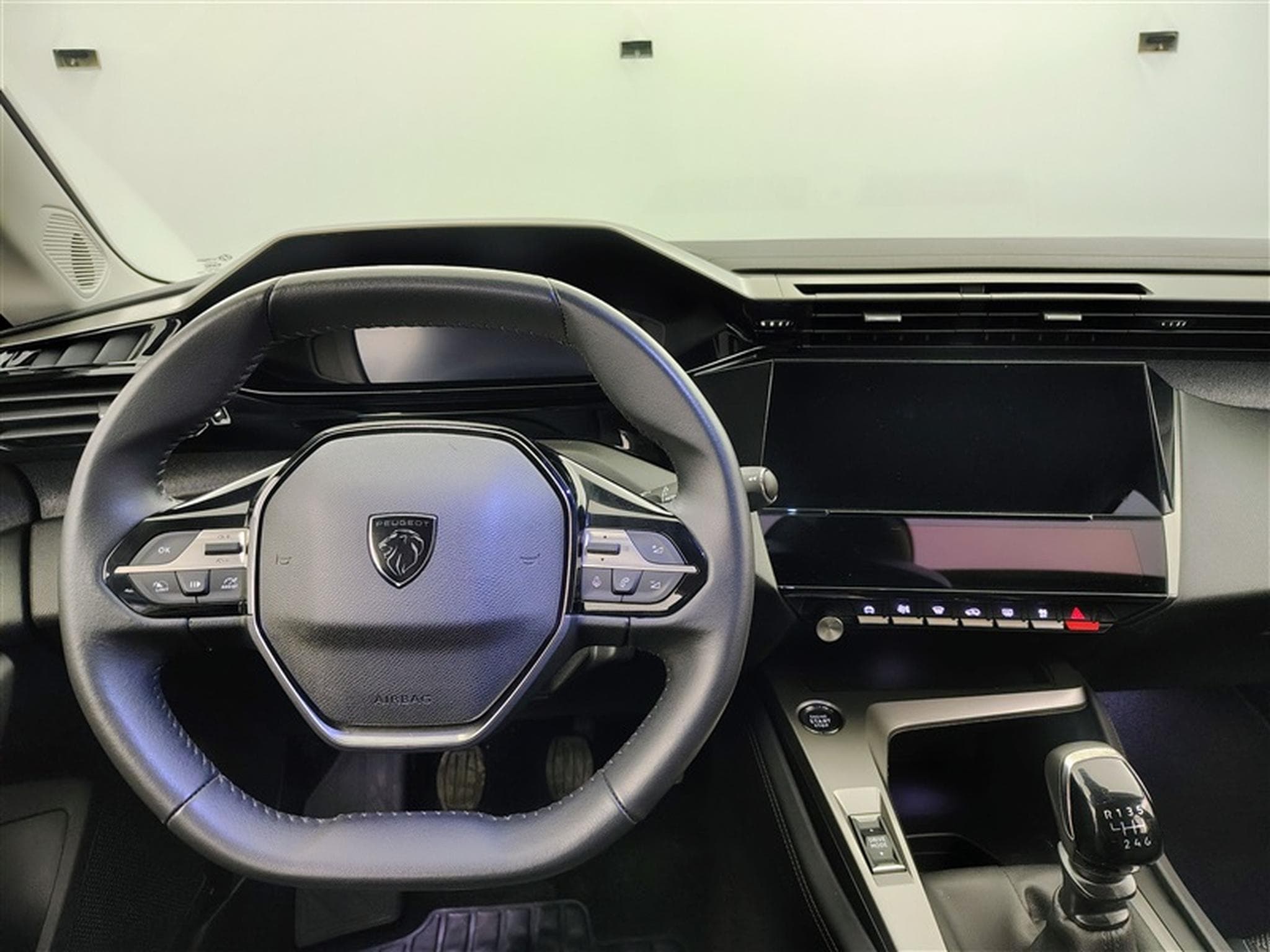 Peugeot 308 1.2 PureTech Allure NAVI / CAMERA / CARPLAY (2023) - Photo 9