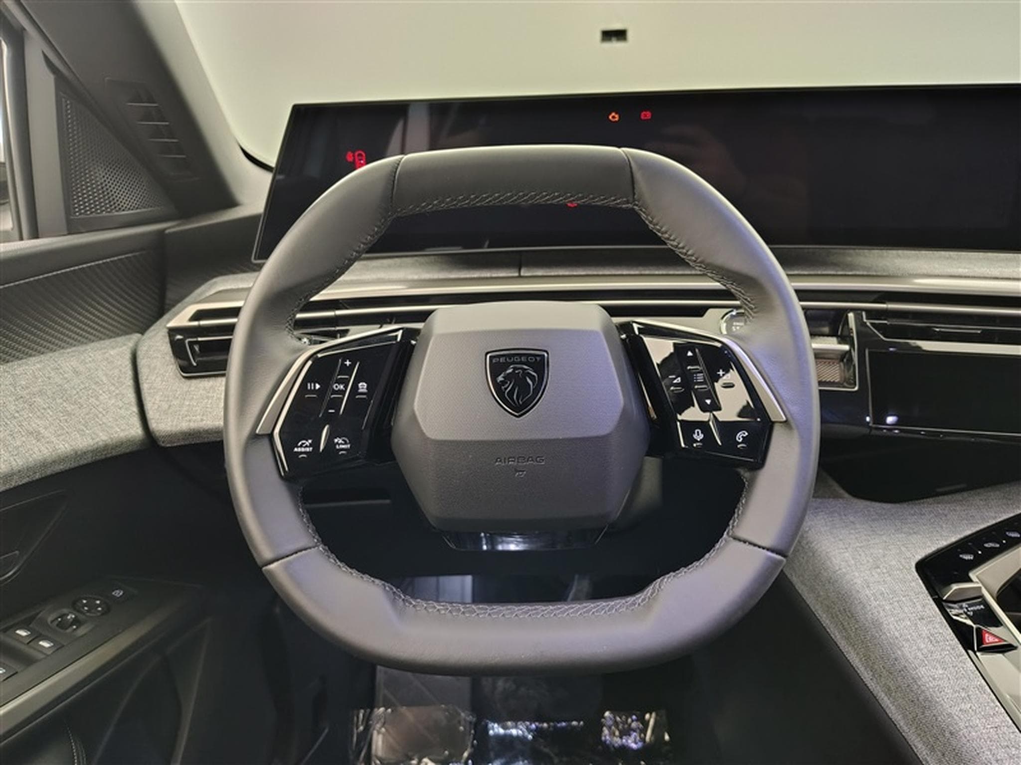Peugeot 5008 1.2 HYBRID 145cv e-DSC6 Allure 7 Pl Navi / Led / PDC+Caméra (2025) - Photo 9