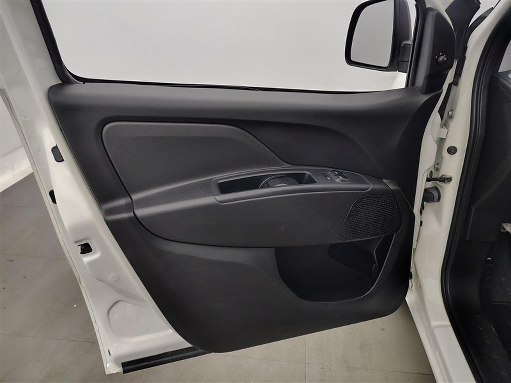Fiat Doblo 1.6 MJET Cargo CLIM / CARPLAY (2023) - Photo 16