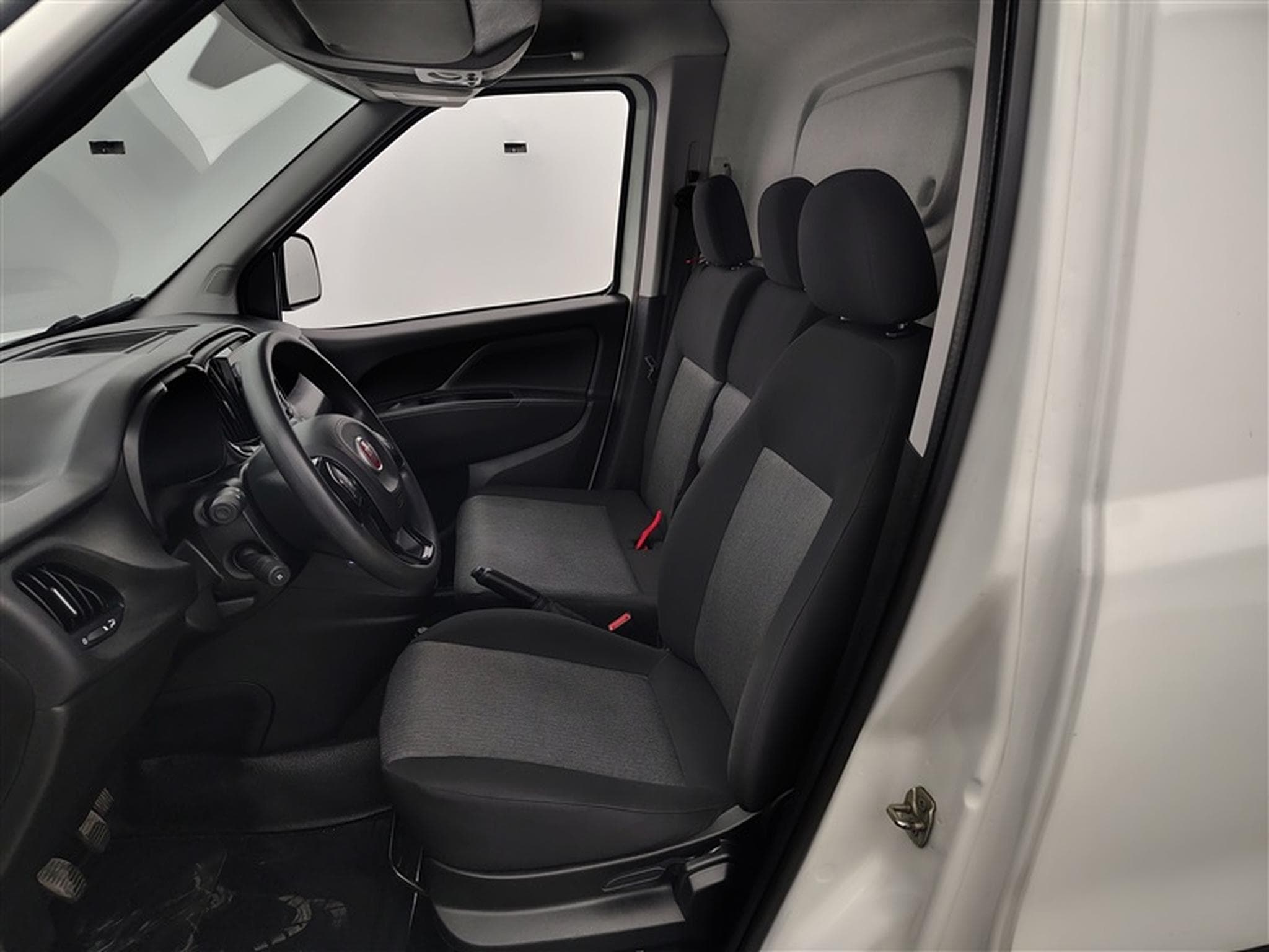 Fiat Doblo 1.6 MJET Cargo CLIM / CARPLAY (2023) - Photo 7