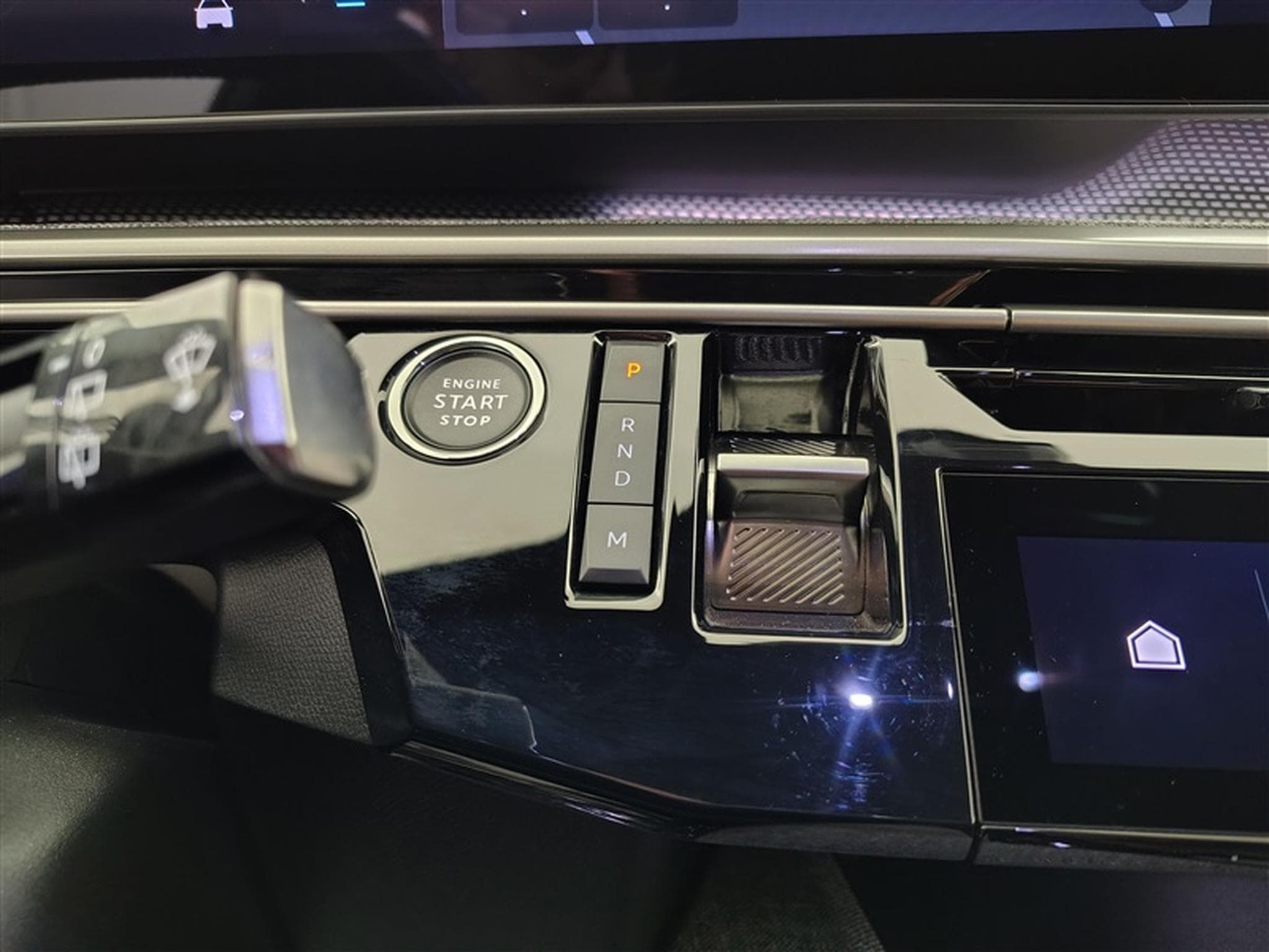 Peugeot 5008 1.2 Hybrid 145Cv e-DCS6 GT 7PL / NAVI / CARPLAY / CAMERA (2025) - Photo 12