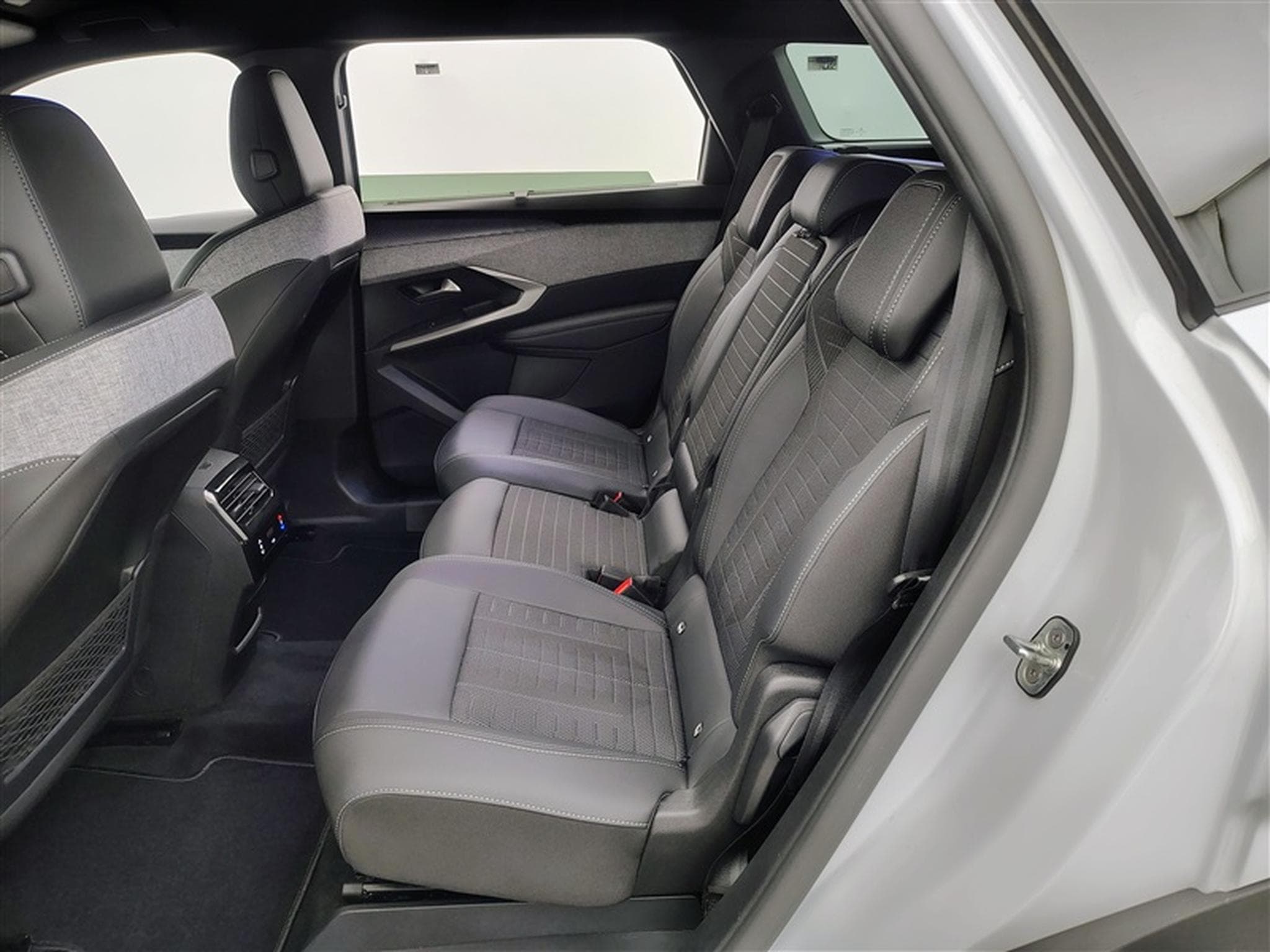 Peugeot 5008 1.2 Hybrid 145Cv e-DCS6 GT 7PL / NAVI / CARPLAY / CAMERA (2025) - Photo 13