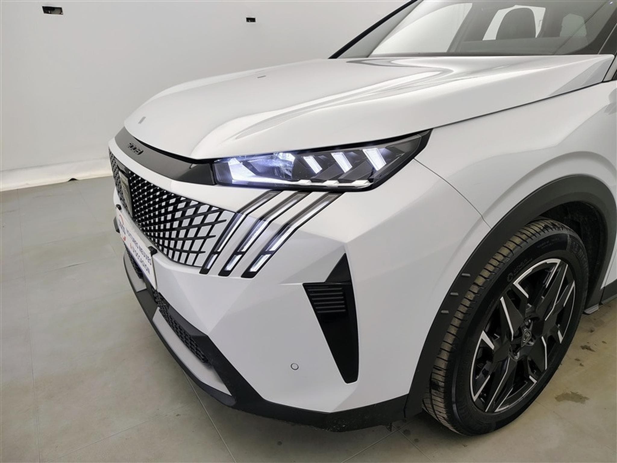 Peugeot 5008 1.2 Hybrid 145Cv e-DCS6 GT 7PL / NAVI / CARPLAY / CAMERA (2025) - Photo 15